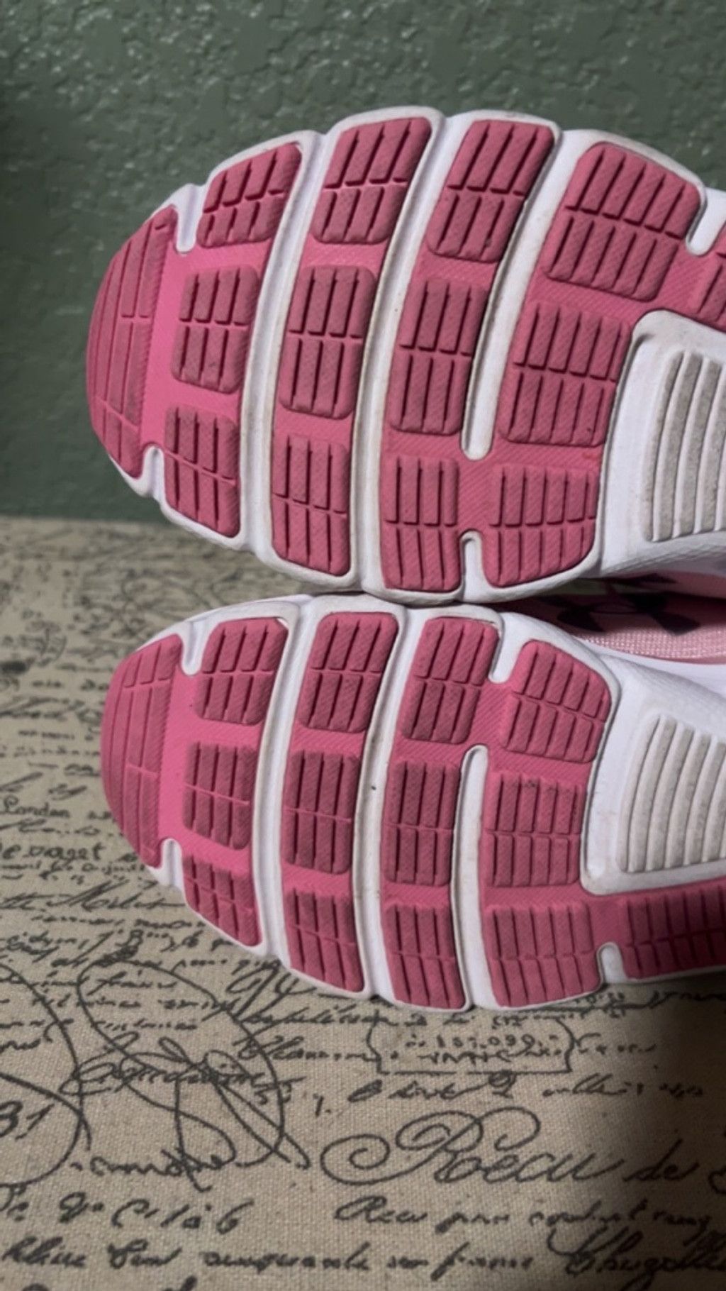 Under Armour Girls Under Armour Pink & White Sneakers Size 6 (Big Girl) Size US 6 / IT 36 - 7 Thumbnail