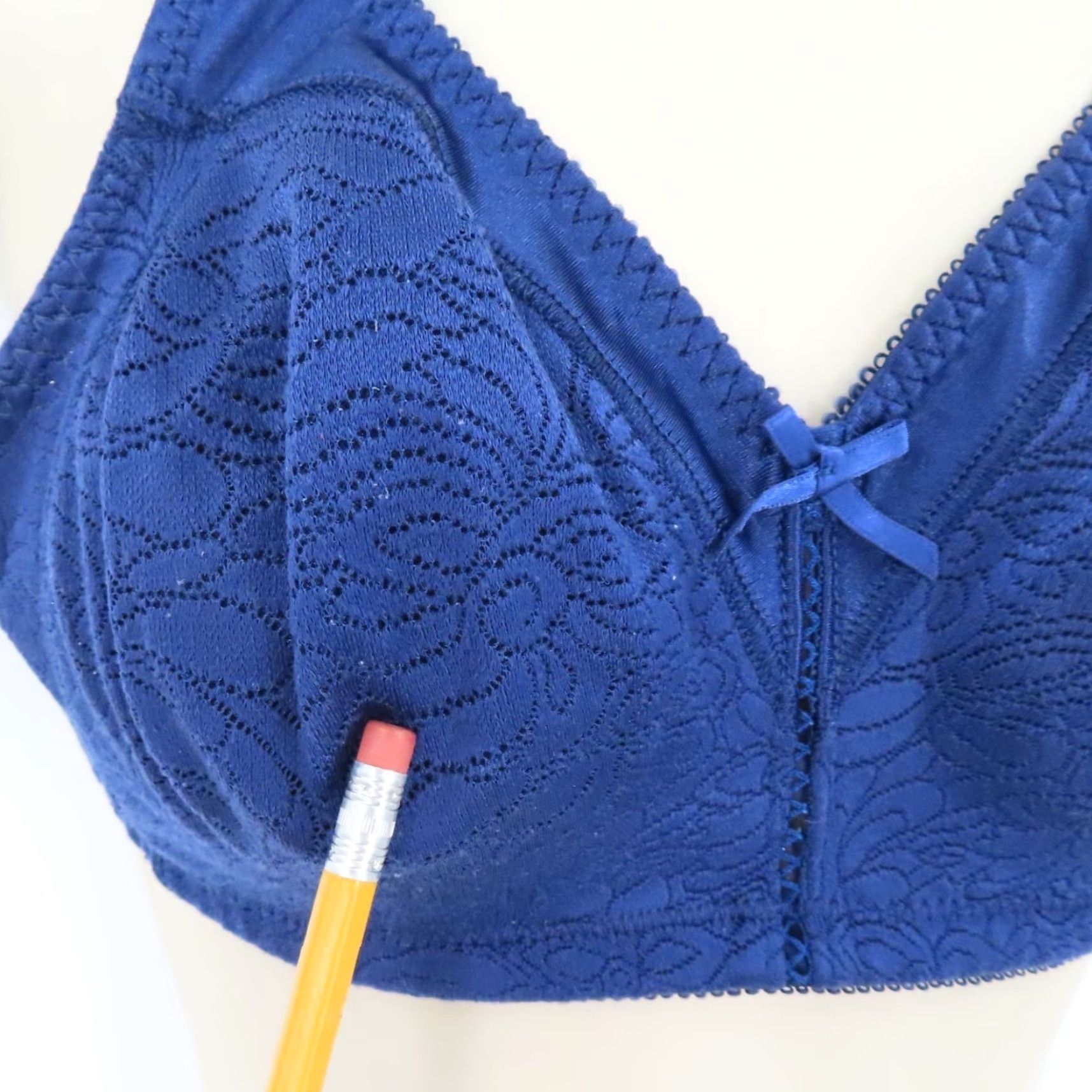 Vintage **Bali 36B Double Support Wireless Lace Bra In Navy Blue Floral Pattern** User: Bali 36B Double Support Wireless Lace Bra In Navy Blue Floral Pattern Size ONE SIZE - 3 Thumbnail