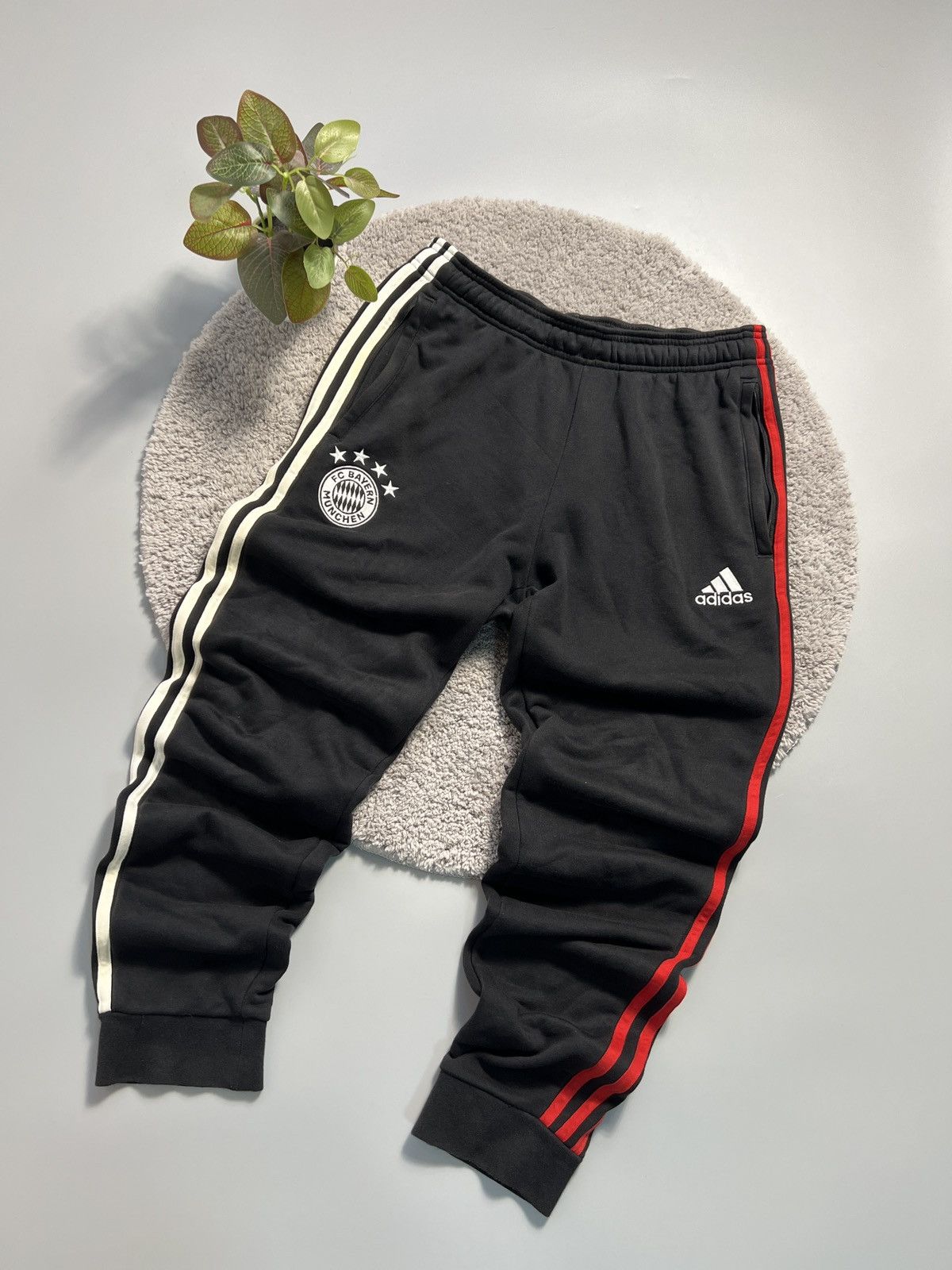 Adidas Adidas FC Bayern Munchen Jogger Football Sweatpants Size M Size US 33 - 1 Thumbnail