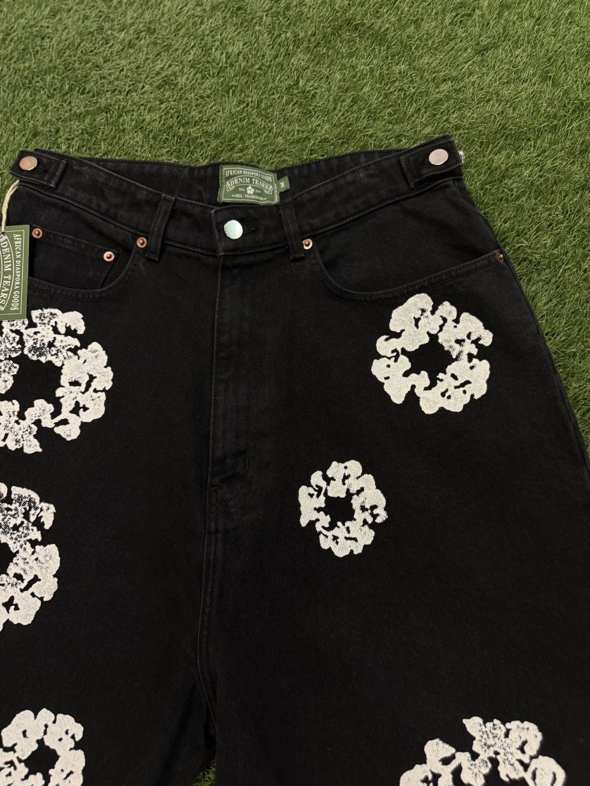 DENIM TEARS Denim Tears Cotton Wreath Shorts Size M (NEW) Size US 28 / EU 44 - 4 Thumbnail