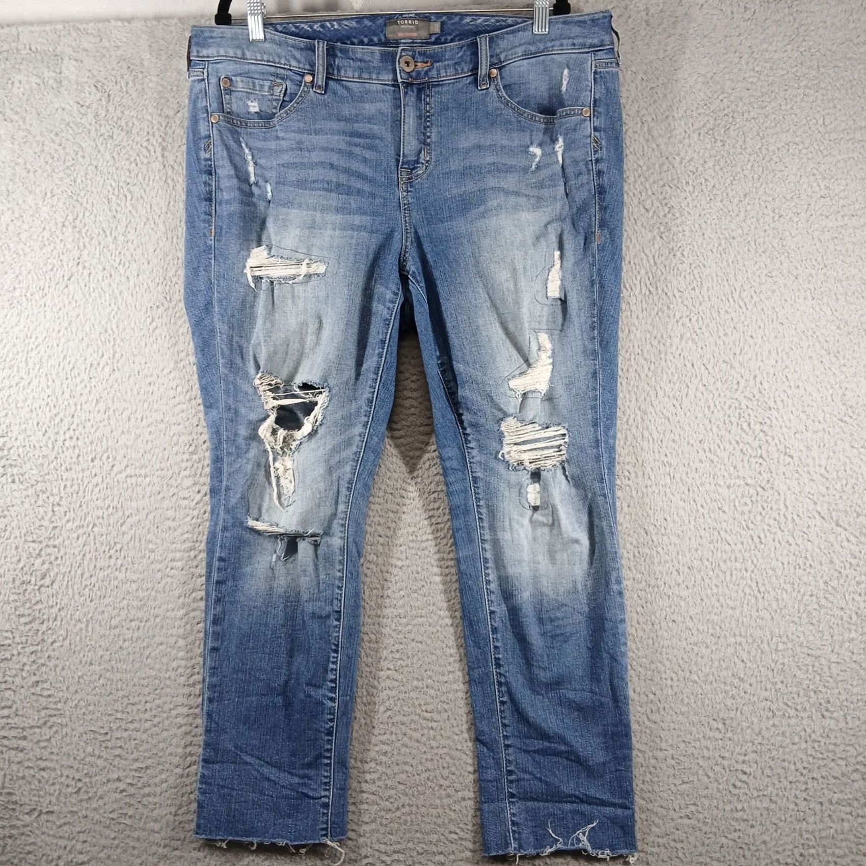 Torrid Torrid Vintage Stretch Crop Boyfriend Jeans Distressed Medium Wash Size 14 Size 36" / US 14 / IT 50 - 2 Thumbnail