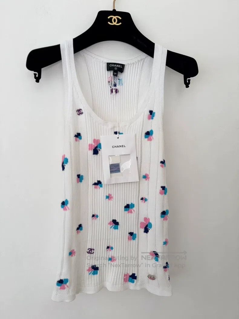 Chanel White clover short-sleeved knitted vest