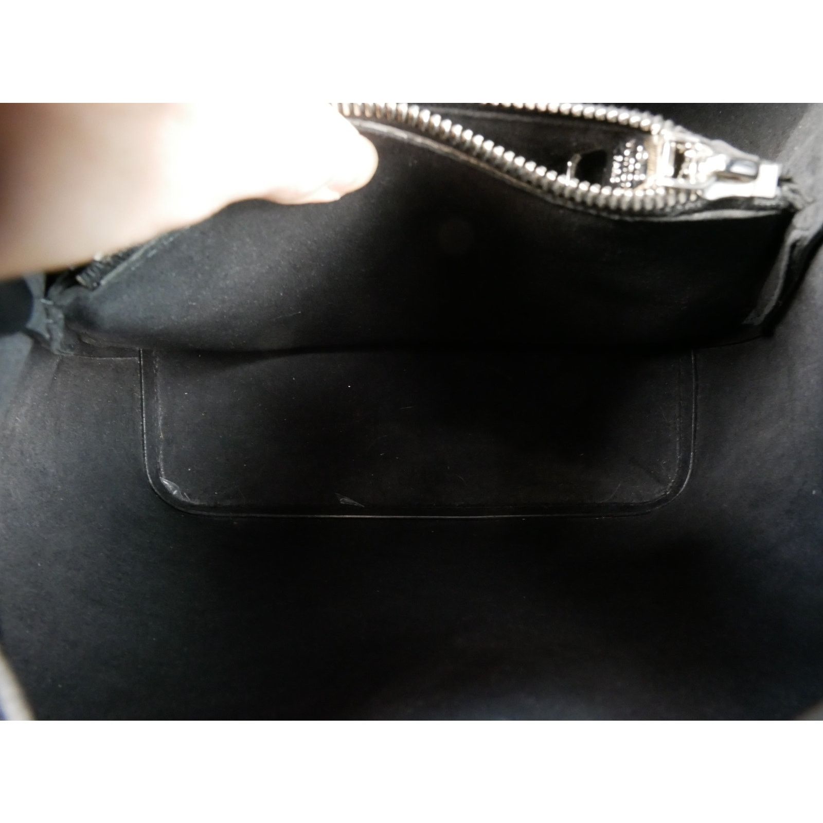 Louis Vuitton Louis Vuitton Black Epi NeoNoe MM Size ONE SIZE - 17 Thumbnail