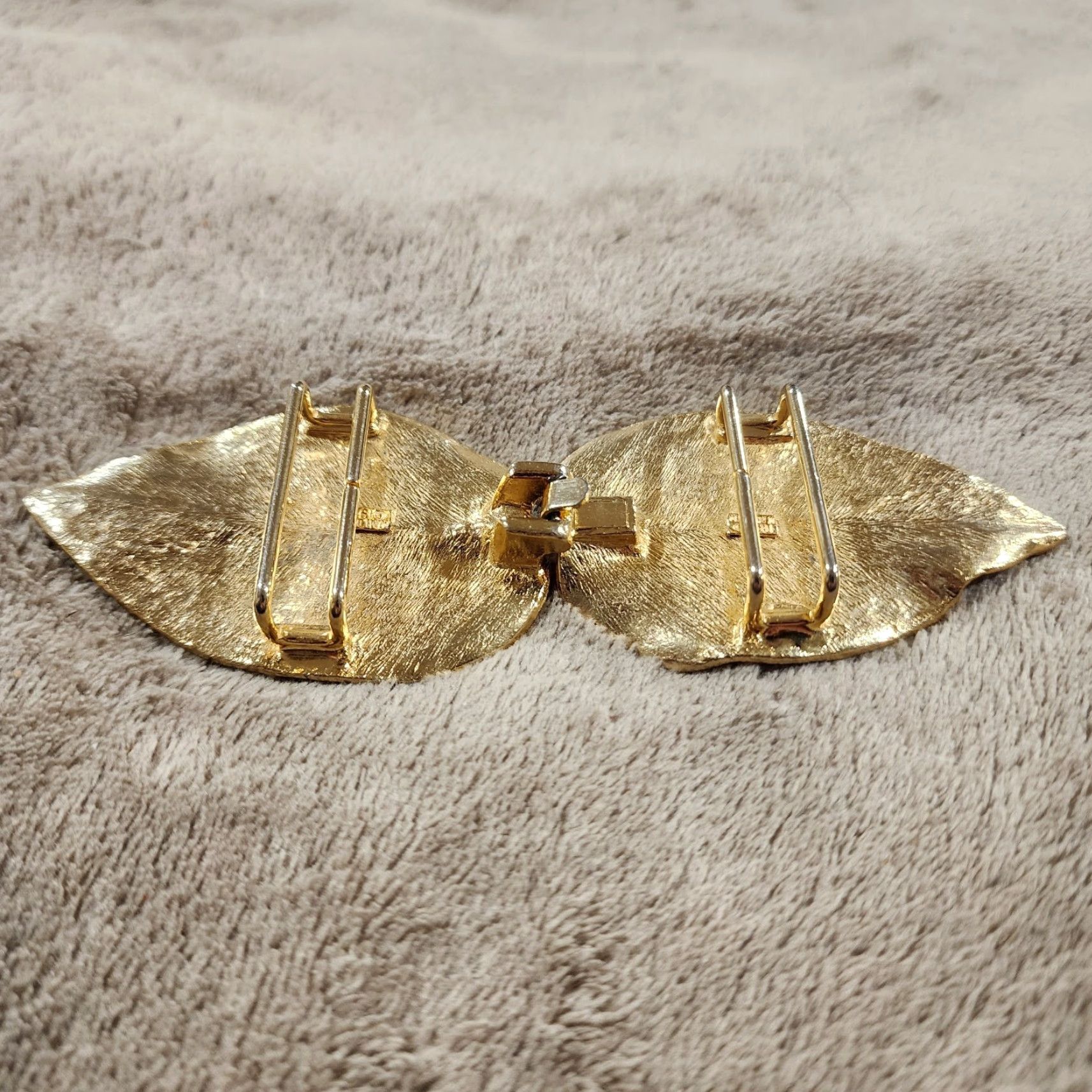 Vintage VINTAGE Mimi di N Leaf Cluster Belt Buckle Interlocking Gold Women 1970s Belt Buckle Gold Leaf Cluster Interlocking Mimi di N Womens Vintage 1970s Size ONE SIZE - 6 Thumbnail