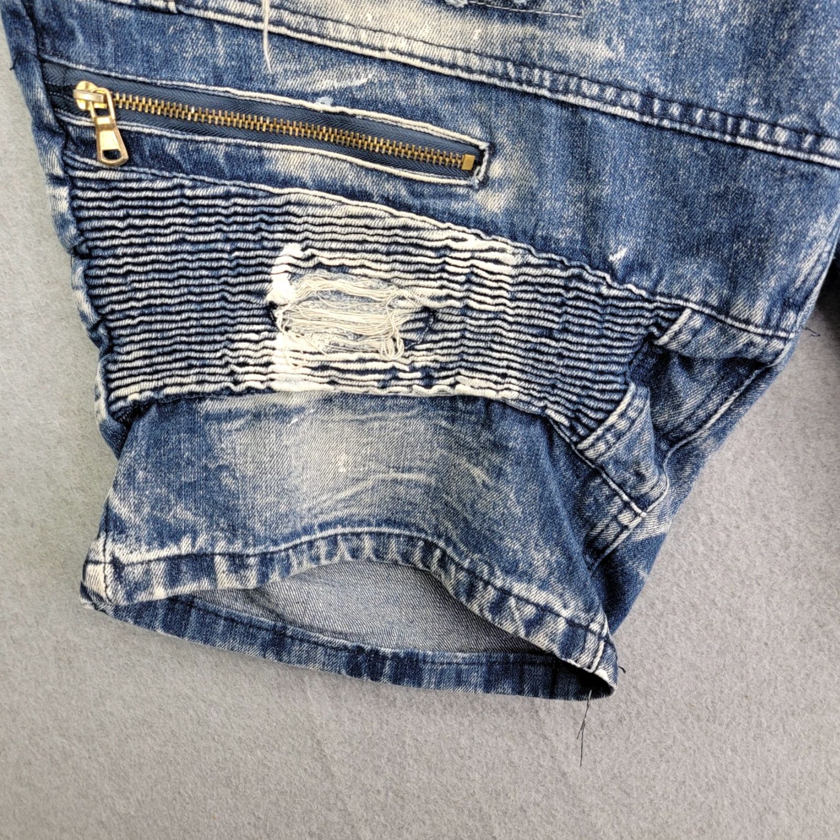 Vintage Lion Dynasty shorts Mens Size 40 Denim Light Wash Distressed Slim Bermuda Casual Jeans Blue 40 Mens Size US 40 / EU 56 - 3 Thumbnail