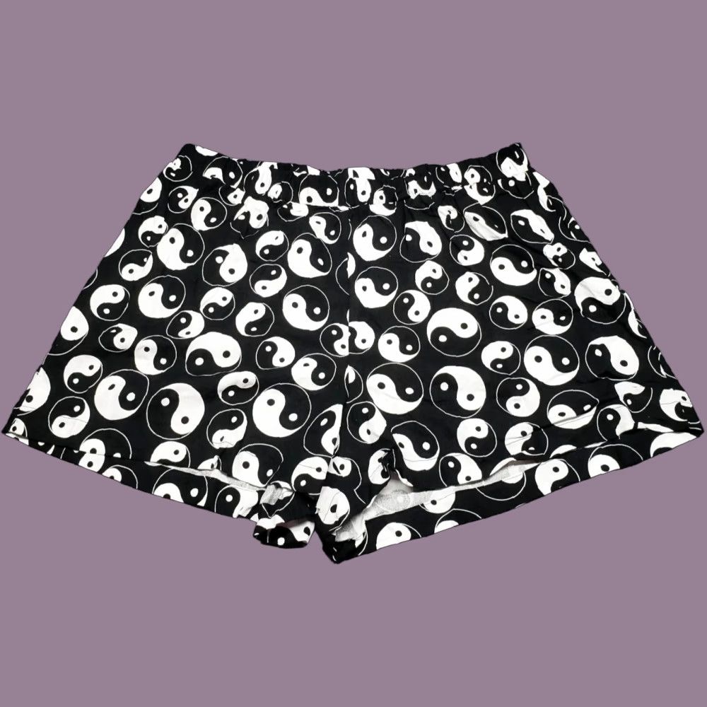 Vintage Rue21 Shorts Womens Plus 2X Black Yin Yang High Rise Linen Rayon Comfort Elastic Waist New Size 40" / US 18 - 1 Thumbnail