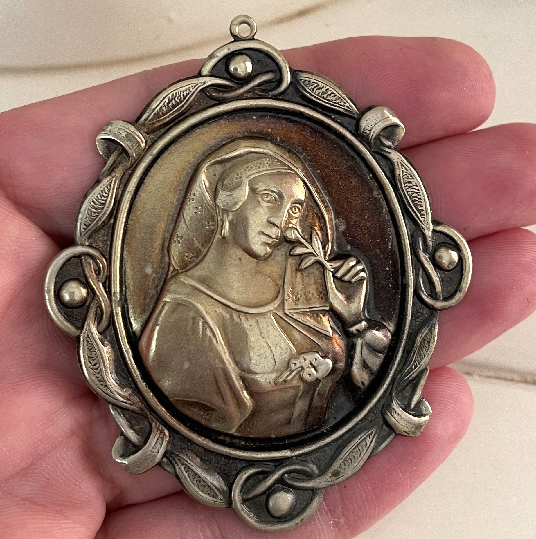 Other Vintage Pendant medieval Relief of a woman with a flower. Size ONE SIZE - 3 Thumbnail