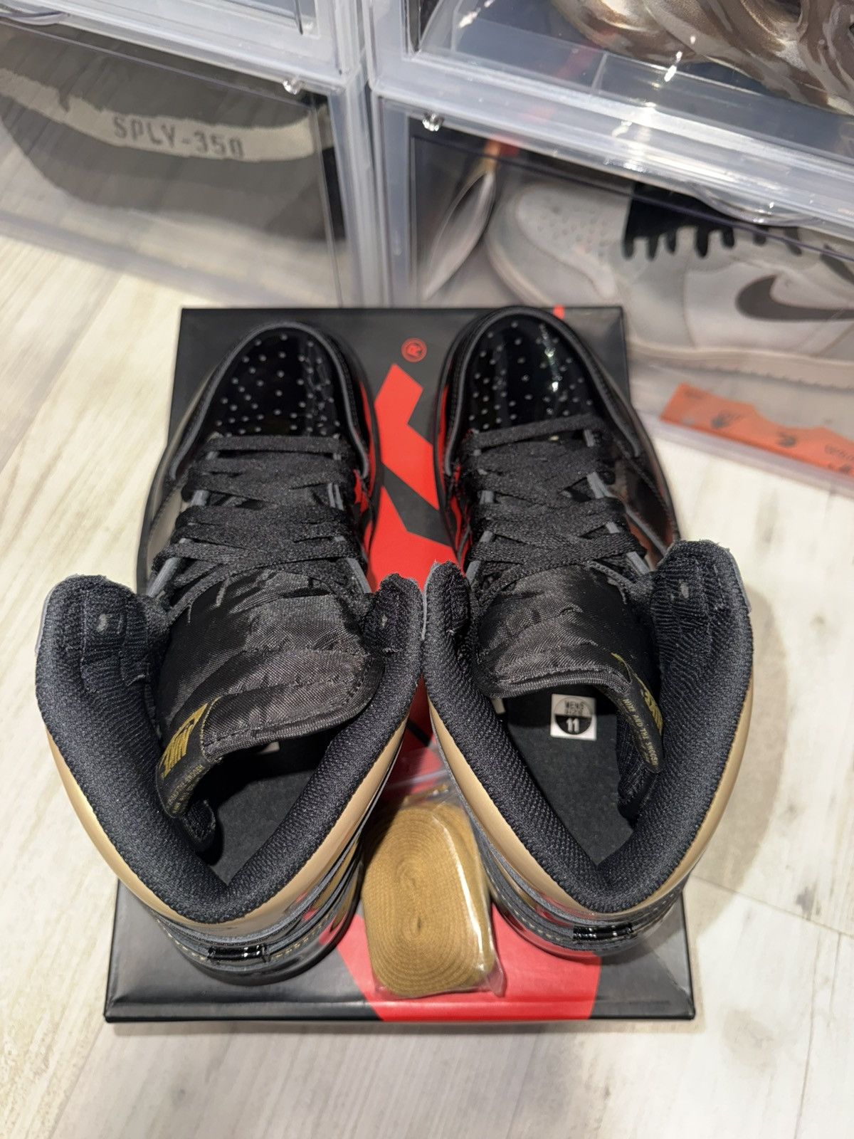 Jordan Brand Air Jordan 1 Retro High OG Black Metallic Gold Size US 11 / EU 44 - 6 Thumbnail