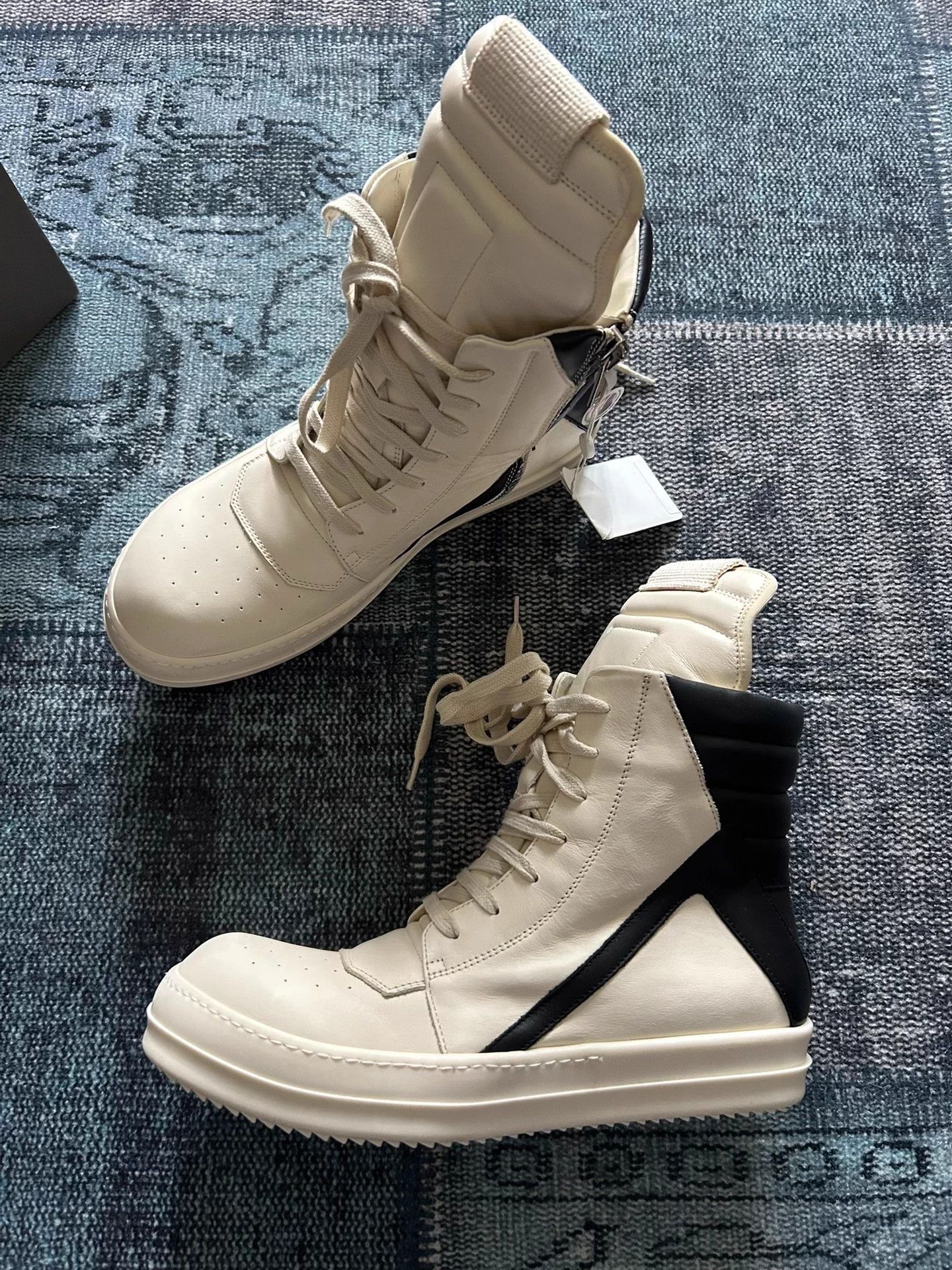 Rick Owens Mainline Triangle 40.5 White/Black Lambskin