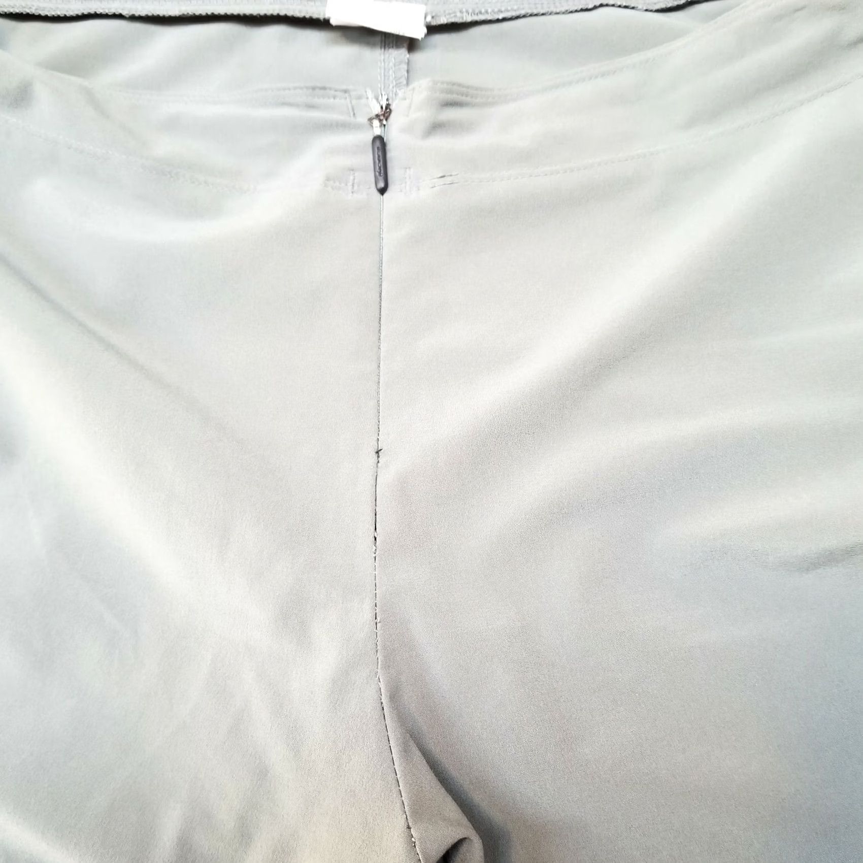 Vintage Sugoi Women's Mid-Rise Gray Flat Front Athletic Straight Cropped Pants S/P Gray Cropped Straight Leg Activewear Shoes? Size 28" / US 6 / IT 42 - 5 Thumbnail