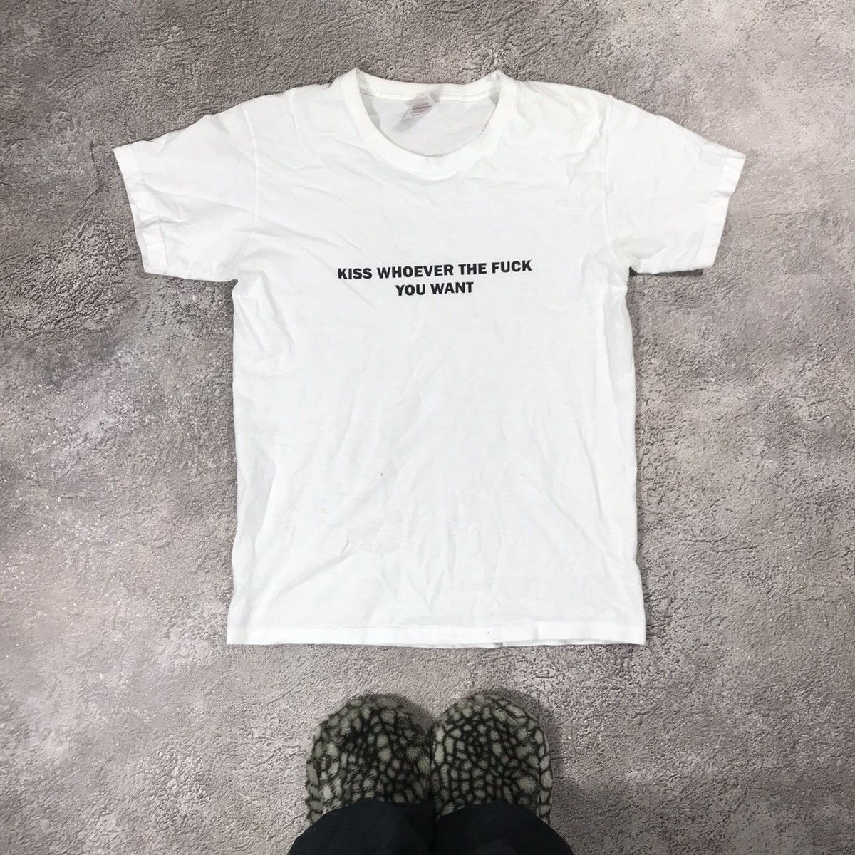 VINTAGE Y2K ADULT KISS WHOEVER THE FUCK YOU WANT FUNNY TEE
