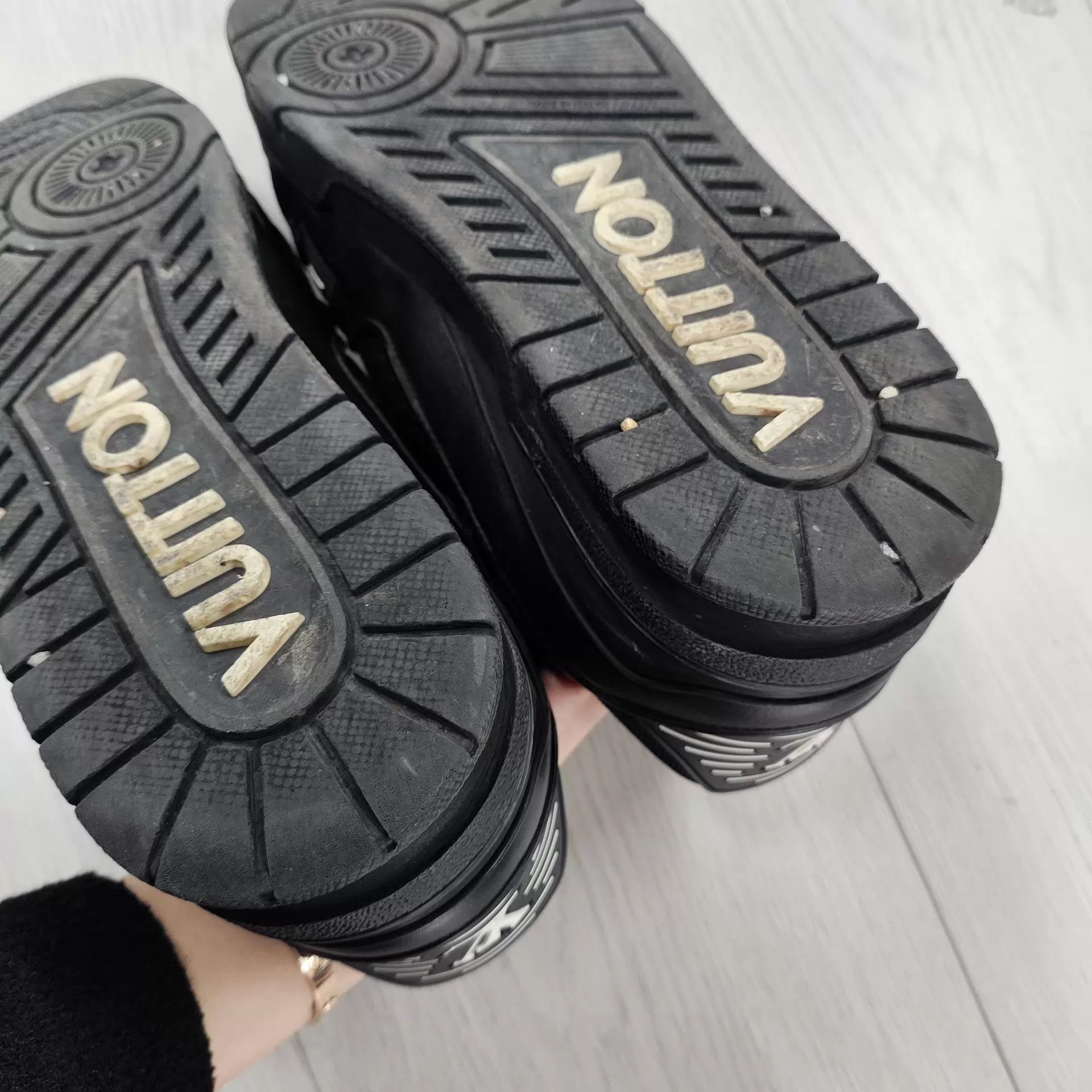 Louis Vuitton LV Leather Trainer 8.5 Black Size US 8.5 / EU 41-42 - 4 Thumbnail