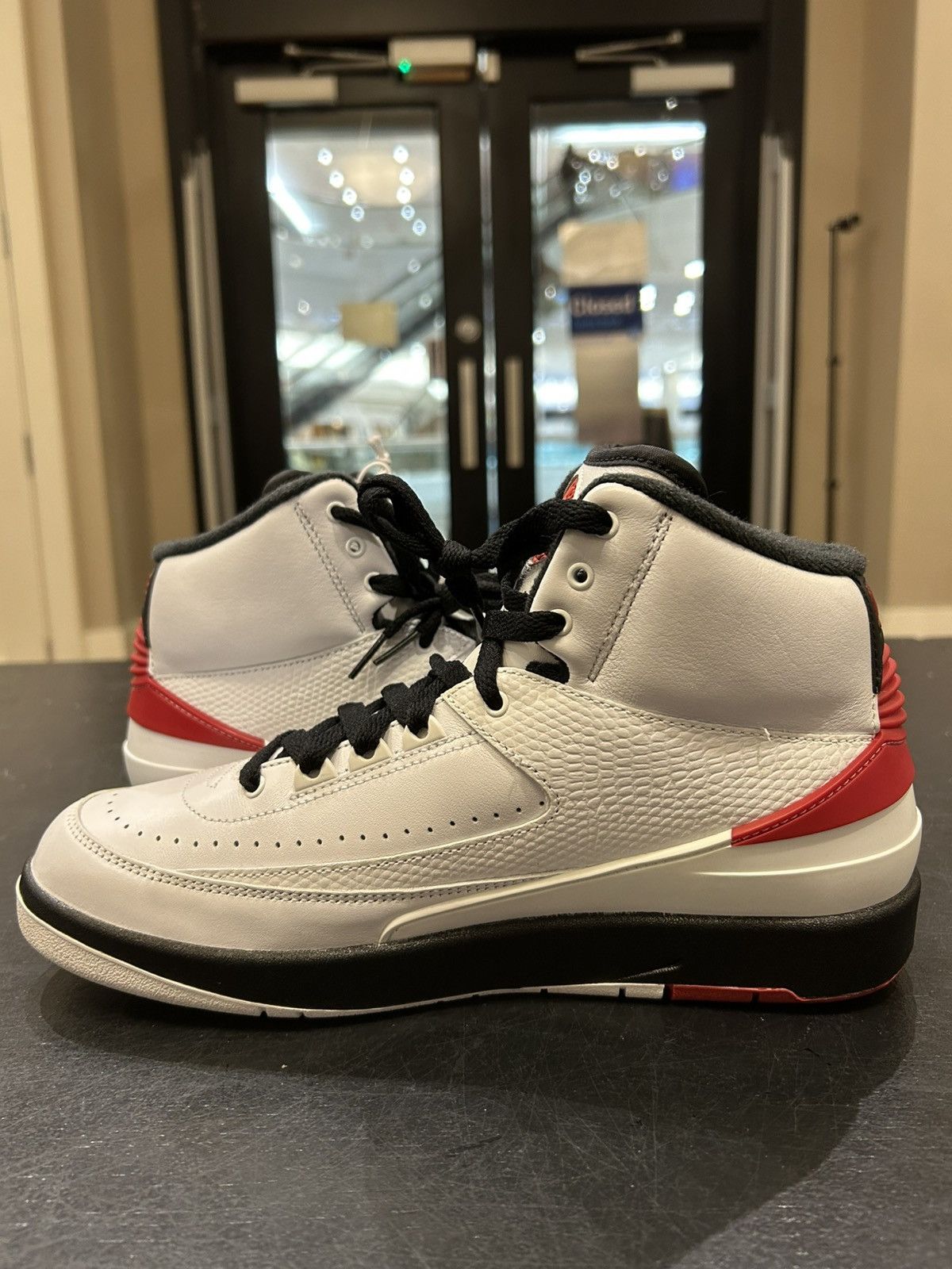 Jordan Brand Jordan 2 Retro OG ‘Chicago’ Size US 8.5 / EU 41-42 - 4 Thumbnail