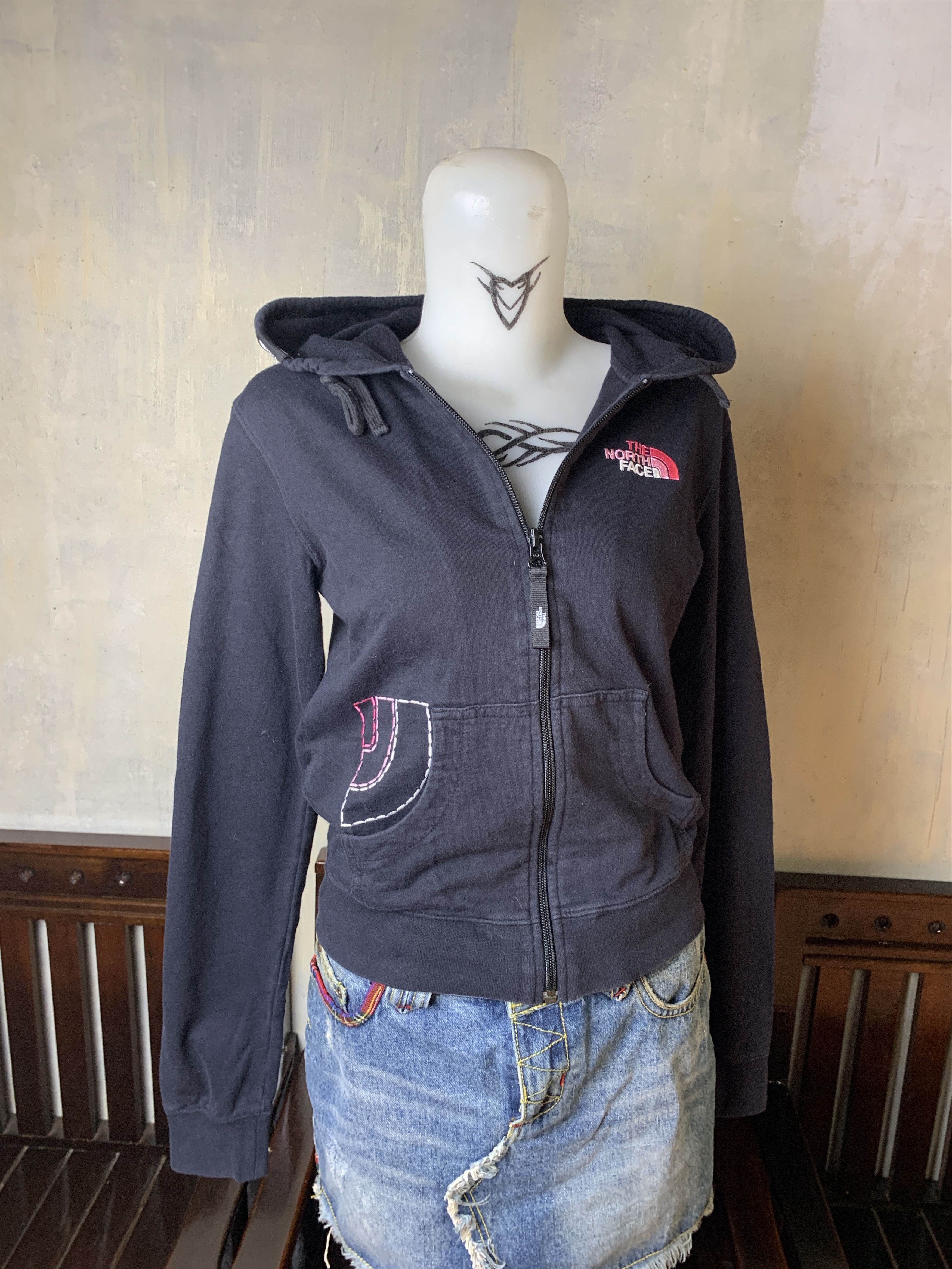 The North Face The North Face Black Embroidered Zip Hoodie (XS) Size XS / US 0-2 / IT 36-38 - 2 Thumbnail