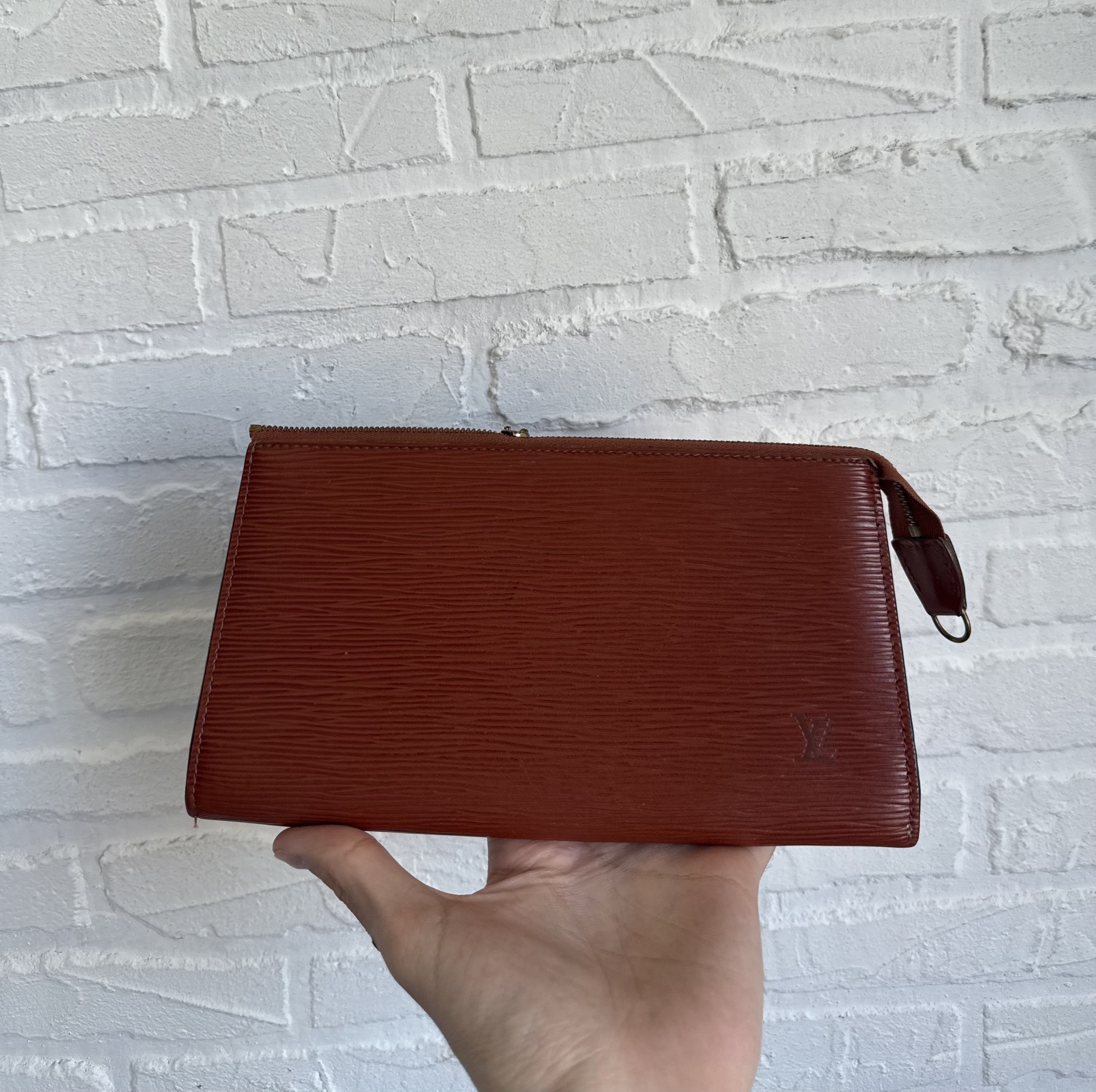 Louis Vuitton Vintage 1996 Louis Vuitton Epi leather pochette bag AR0916 Size ONE SIZE - 1 Thumbnail