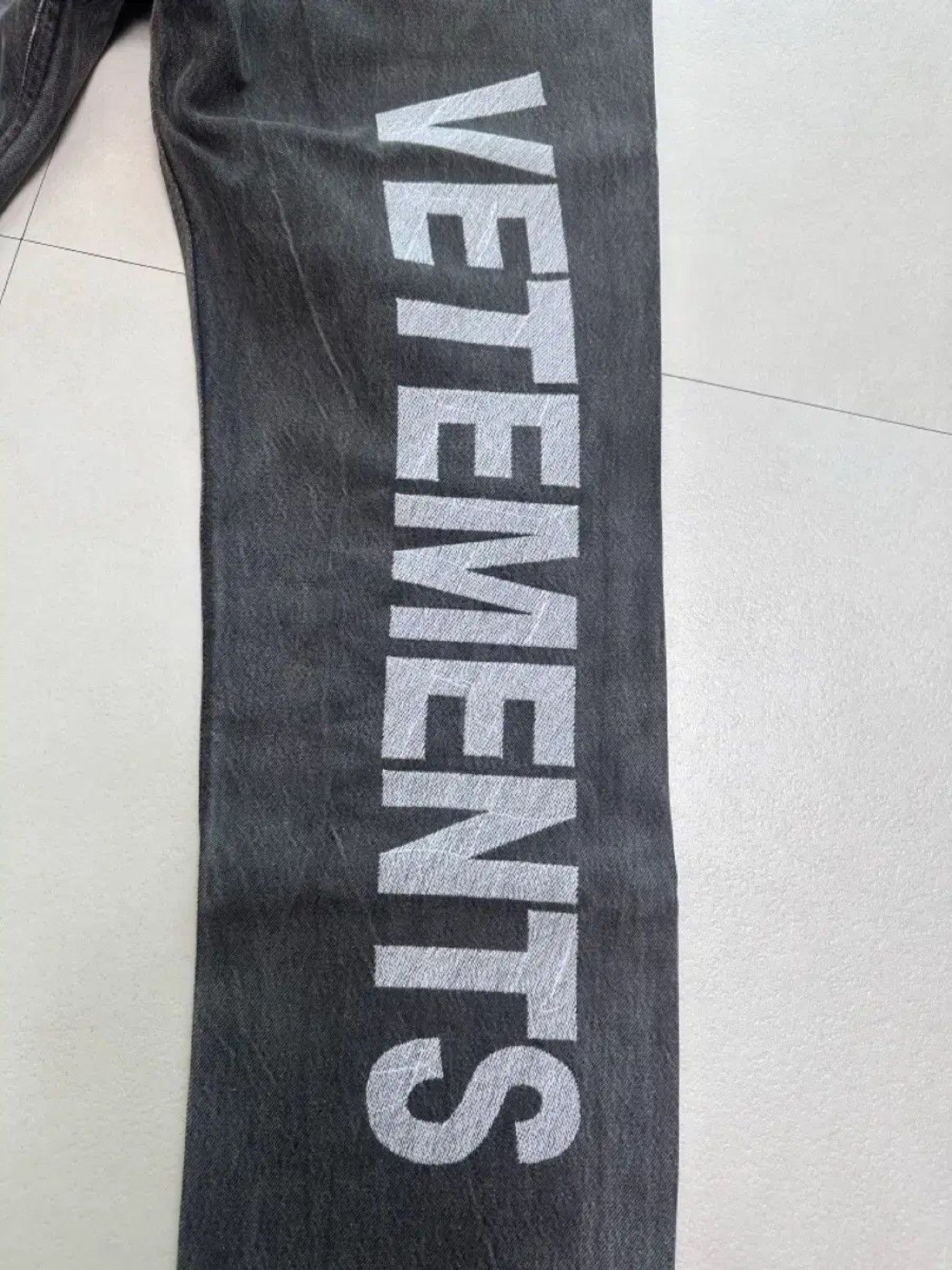 Levi's × Vetements Vetements X Levi's Back Logo Black Denim Pants Size US 30 / EU 46 - 3 Thumbnail