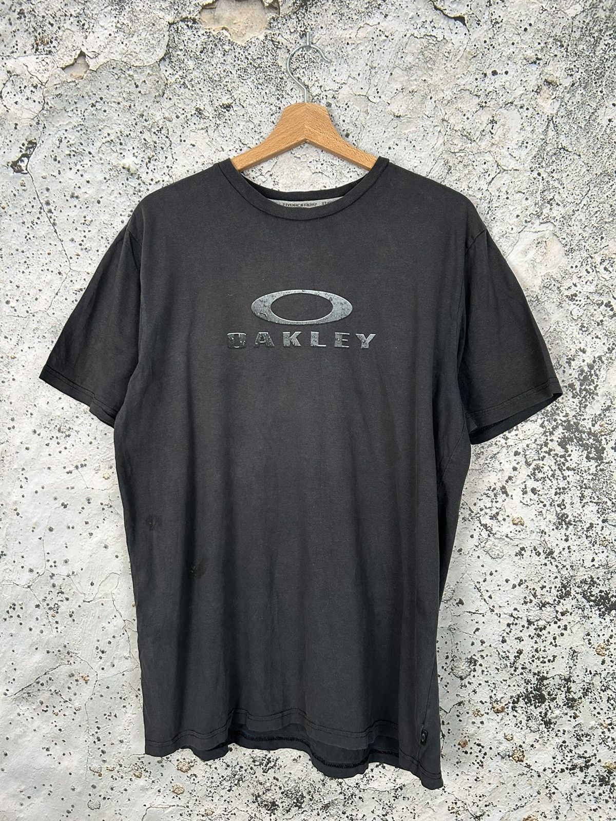Oakley Vintage Oakley Gorpcore Center Logo Tee Streetwear Size US L / EU 52-54 / 3 - 1 Thumbnail