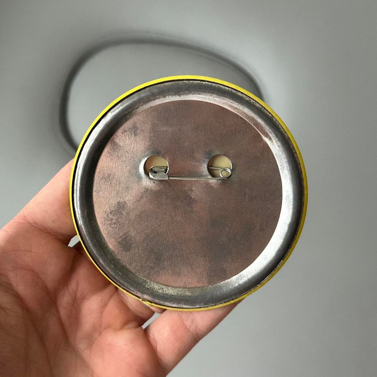 Vintage Vintage 60s 70s Cartoon Big Round Yellow Metal Button Pin Size ONE SIZE - 6 Thumbnail
