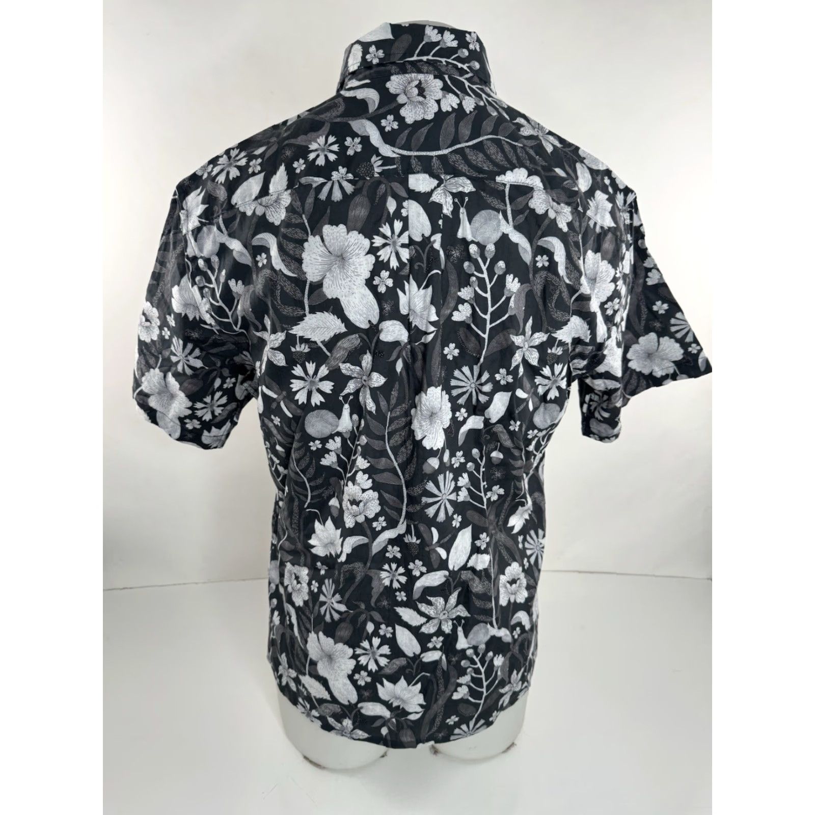 Vintage YIUME - NEW w TAG - Floral Insect Snail Hawaiian XS Shirt Mens Short Sleeve Button-Up Black/White Size US XS / EU 42 / 0 - 3 Thumbnail