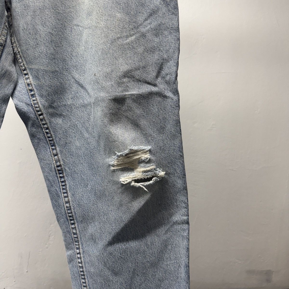 Levi's Vintage Women's Levi's 550 Thrashed Faded Jeans ERD Grunge Size 34" / US 12 / IT 48 - 9 Thumbnail