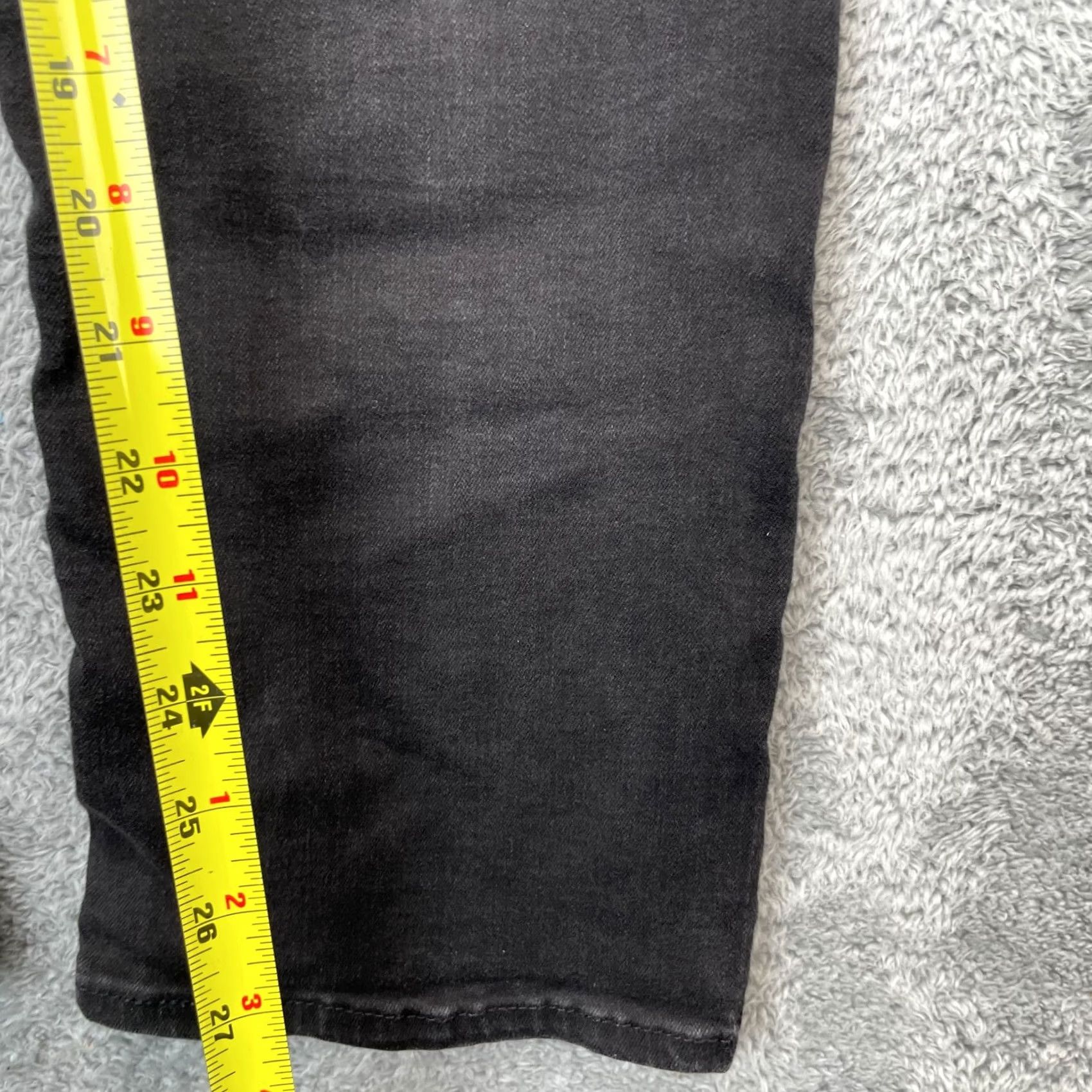 Levi's Levi's Jeans Womens 10 Black Classic Straight Denim Cotton Stretch Dark Wash 5-Pocket Inseam 28 in Regular Fit Button Zipper logo City USA Size 30" / US 8 / IT 44 - 7 Thumbnail