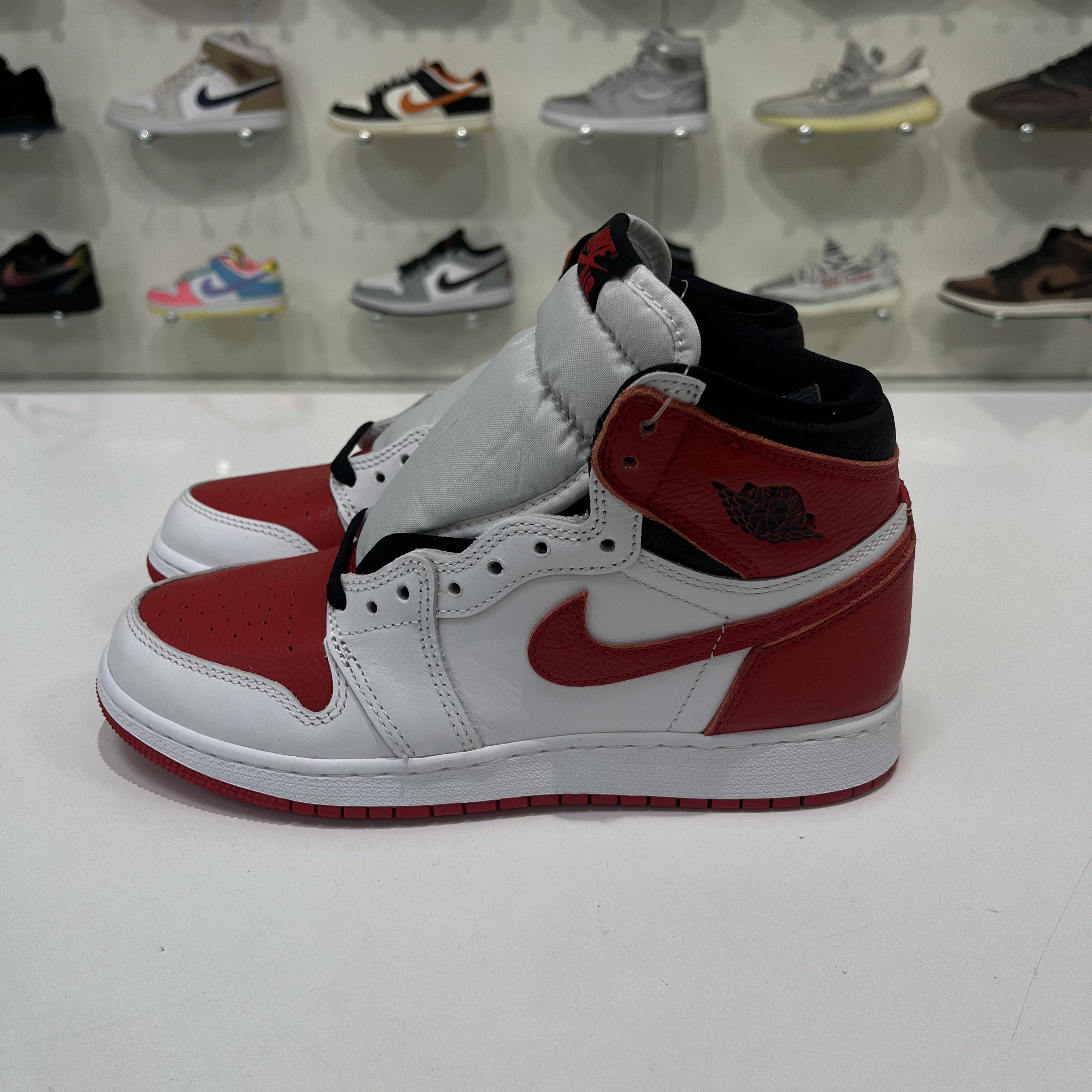 Nike Air Jrdan 1 Retro High OG Heritage Size US 6 / EU 39 - 2 Thumbnail
