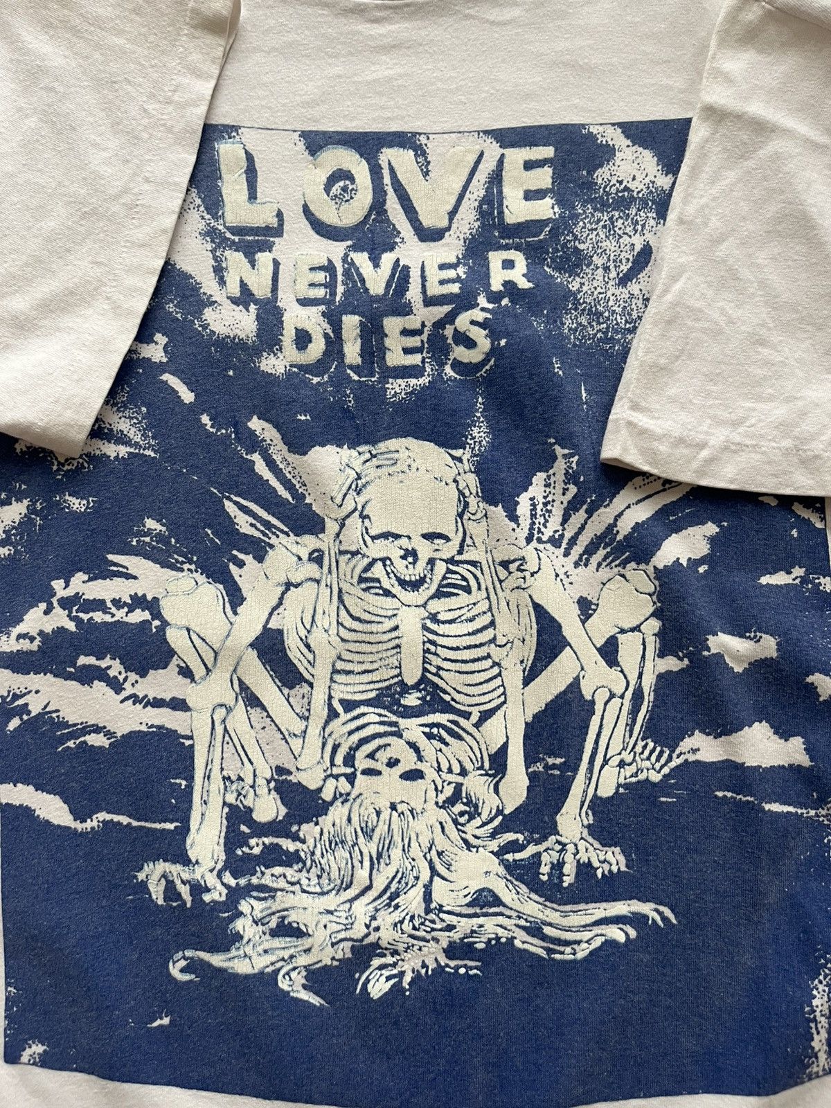 Other 90s Fashion Victim " Love Never Dies" Skeleton Freaky shirt Size US XL / EU 56 / 4 - 2 Thumbnail