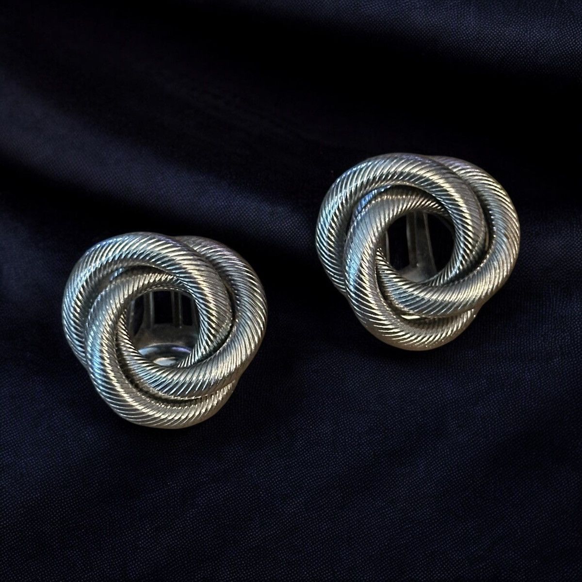 Vintage Vintage silver tone coiled love knot clip on earrings Size ONE SIZE - 1 Thumbnail