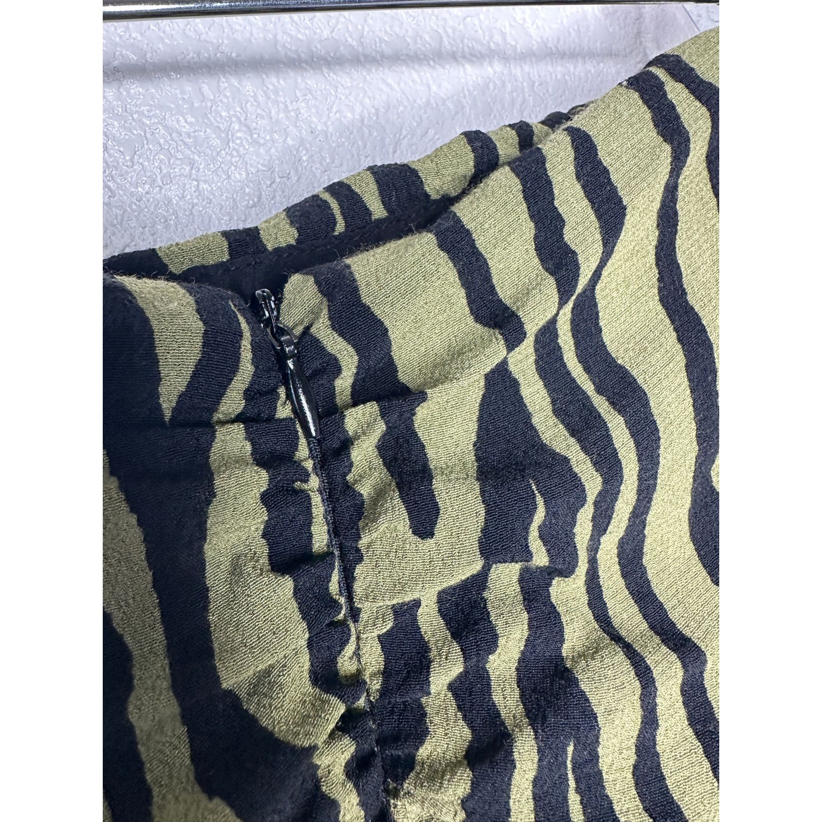 Zara ZARA Green Zebra Print Ruched Mini Skirt XS Ruffle Hem Zip Size 24" / US 00 / IT 34 - 7 Thumbnail
