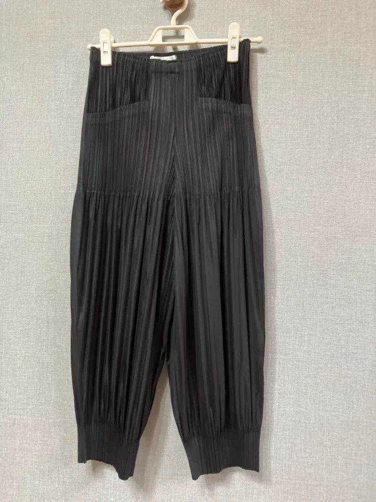 Issey Miyake Issey Miyake size:3 Black puff pants Size 42" / US 20 - 1 Thumbnail