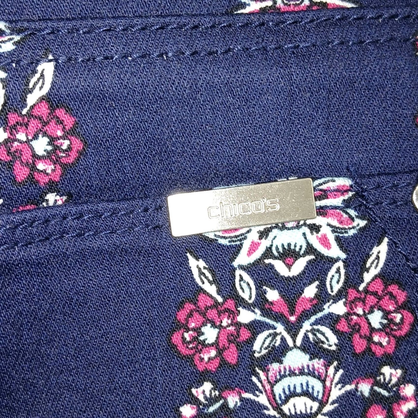Vintage Chico's So Slim Leg Girlfriend Ankle Pants Women 4R Navy Floral Denim Slimming Stretch Pockets Wrinkle Resistant Casual Size 27" / US 4 / IT 40 - 4 Thumbnail