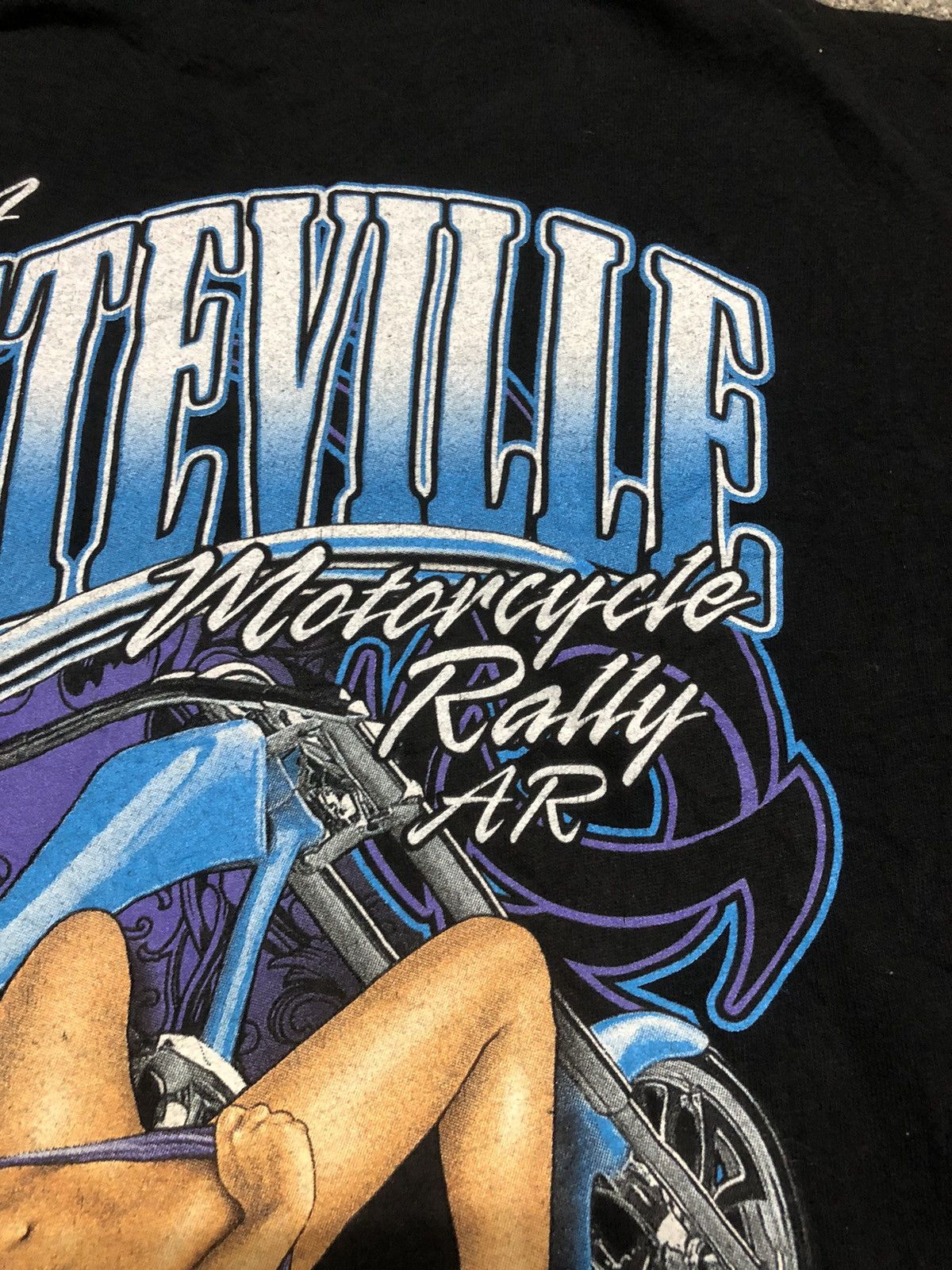 Harley Davidson × Vintage Vintage Y2K Fayetteville Motorcycle Rally Girl Backhit Tee Size US XL / EU 56 / 4 - 6 Thumbnail