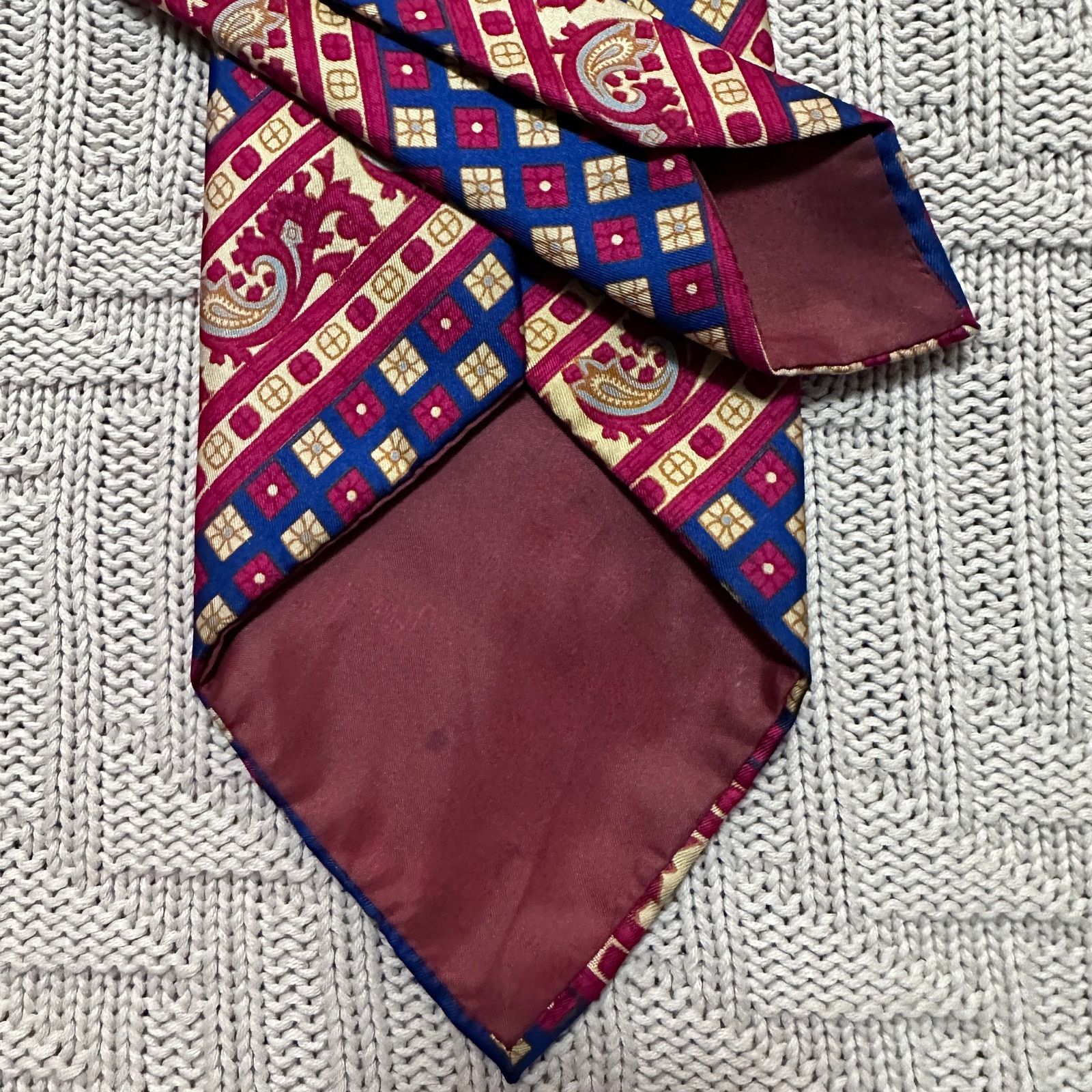 Vintage Vintage red and navy paisley patterned men's tie Size ONE SIZE - 3 Thumbnail