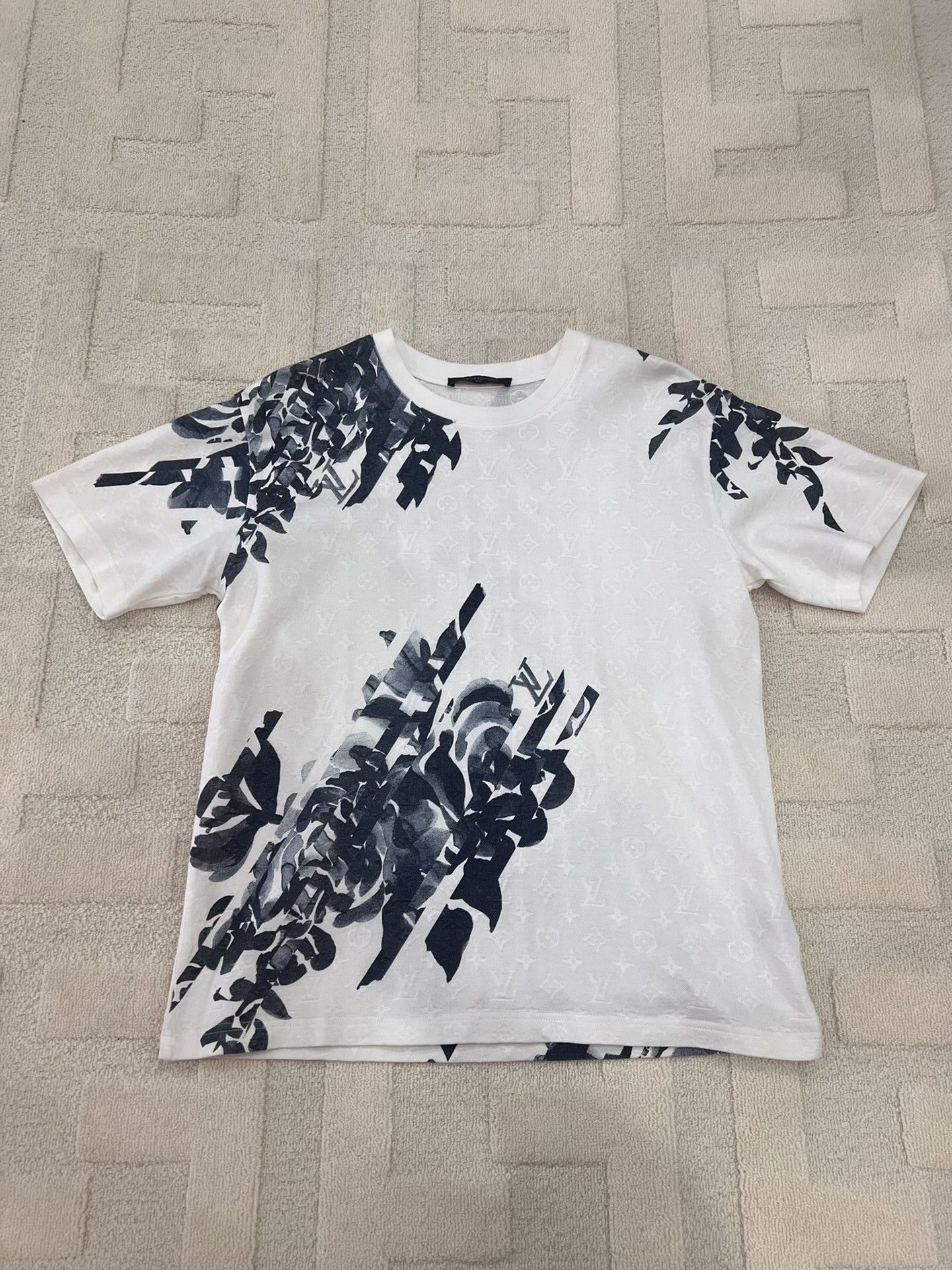 Louis Vuitton Louis Vuitton Floral Printed White T-Shirt m Men Size US M / EU 48-50 / 2 - 1 Thumbnail