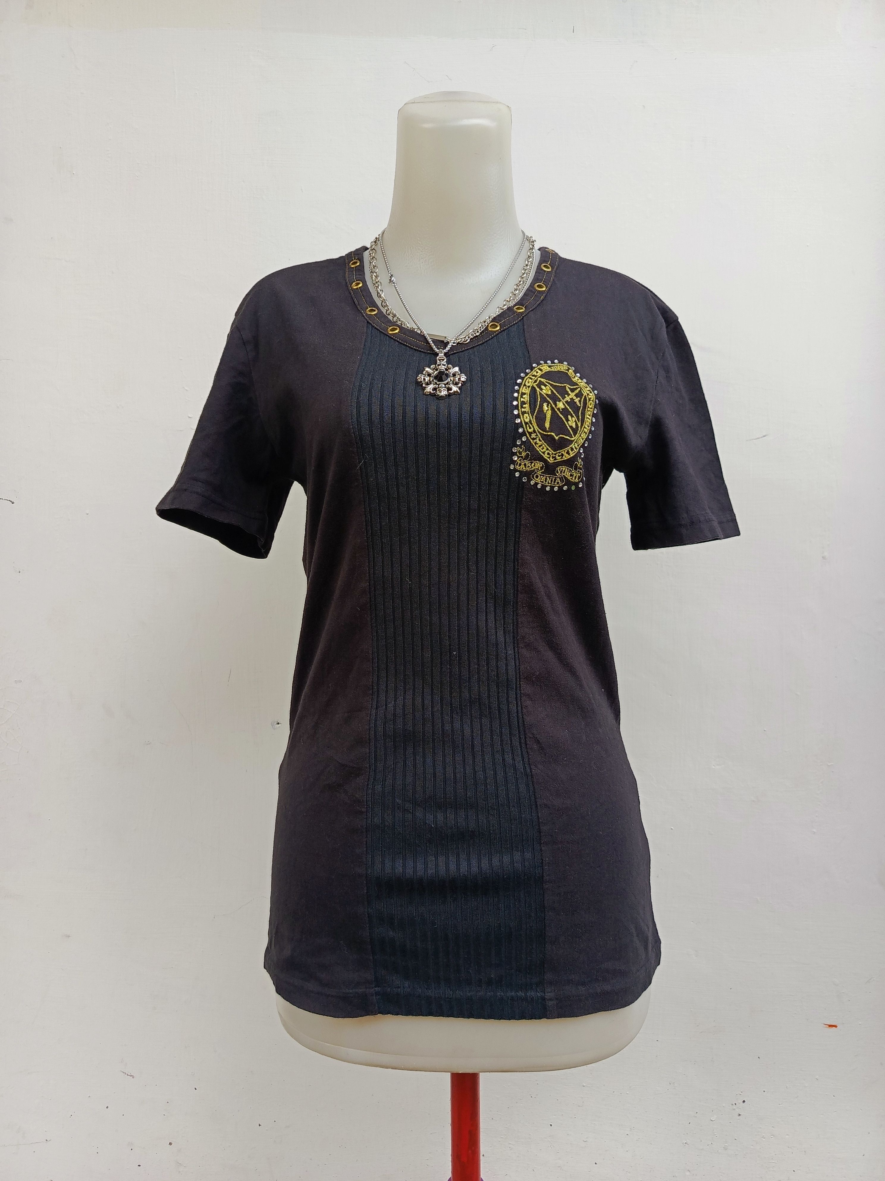 semanticdesign Semantic Design Japan Embroidered Crest V-Neck Tee Size M / US 6-8 / IT 42-44 - 1 Thumbnail