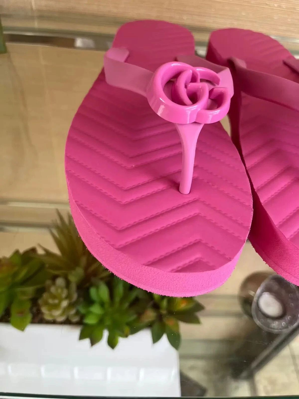 Gucci o1rshd1 Chevron Flip Flops in Pink Size US 12 / IT 42 - 13 Thumbnail
