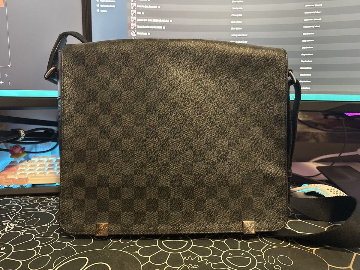 Louis Vuitton Louis Vuitton District PM Damier Graphite Size ONE SIZE - 1 Thumbnail