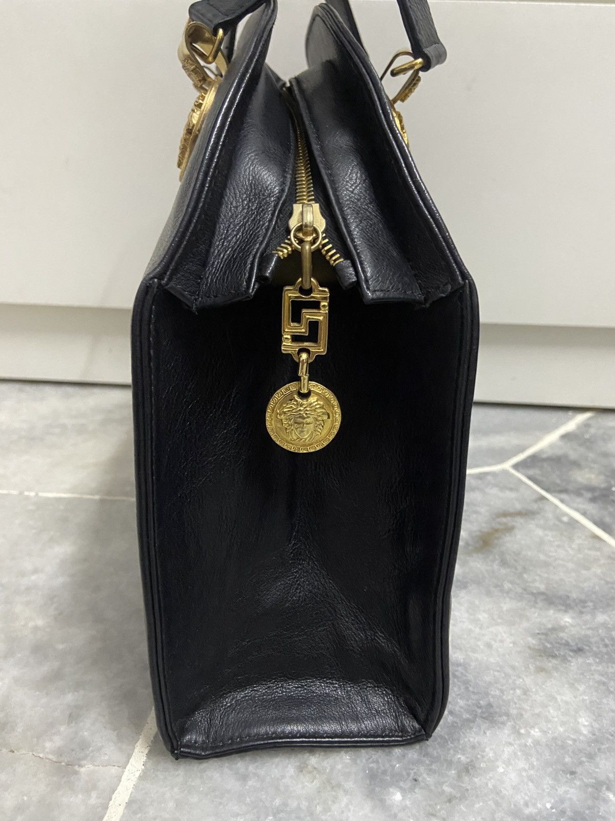 Versace GIANNI VERSACE Black Leather Handbag With gold La Medusa Bag Size ONE SIZE - 4 Thumbnail