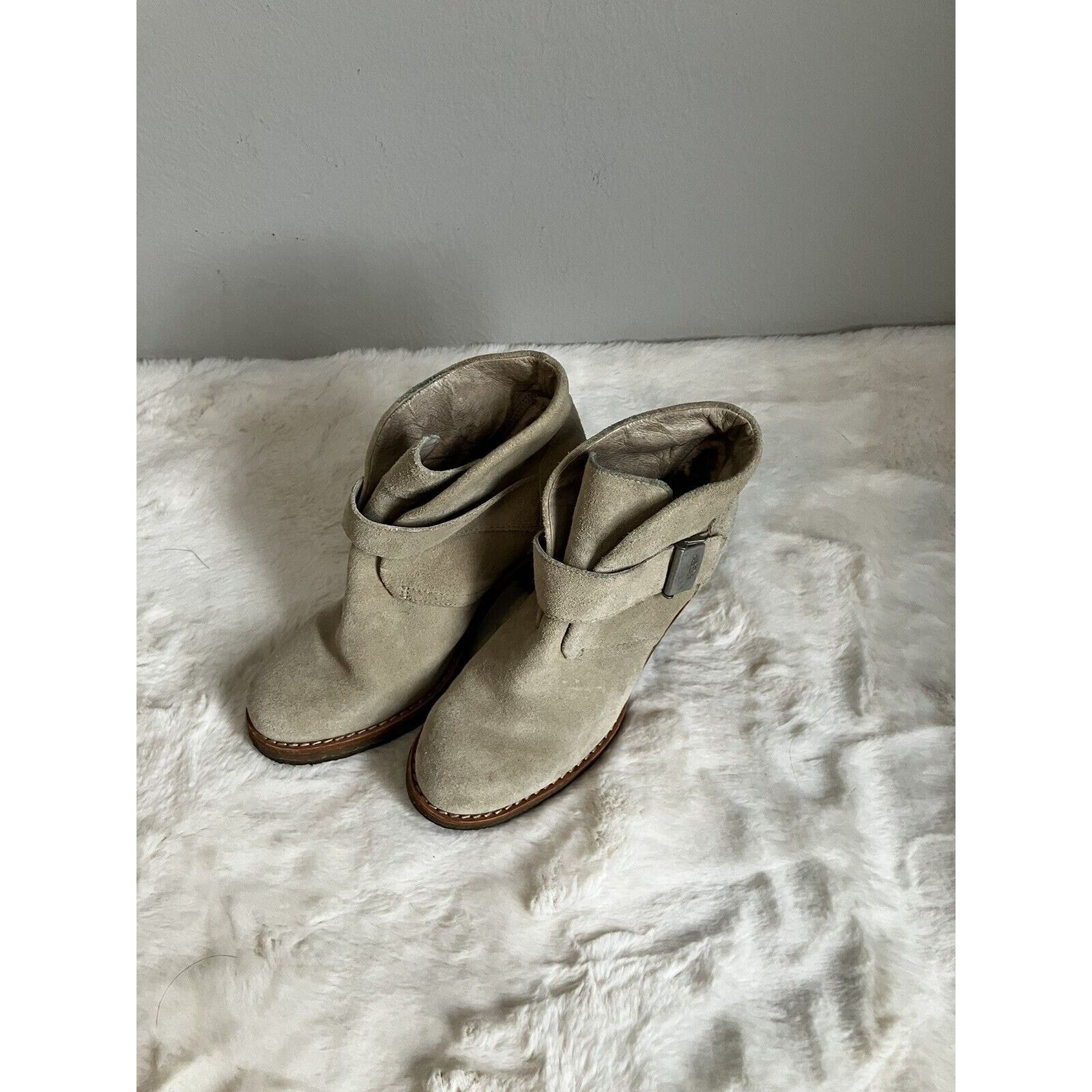 Ugg UGG Mini boots Women's Sand 1 1/2 inch heel fur inside sz 6 Size US 6 / IT 36 - 9 Thumbnail