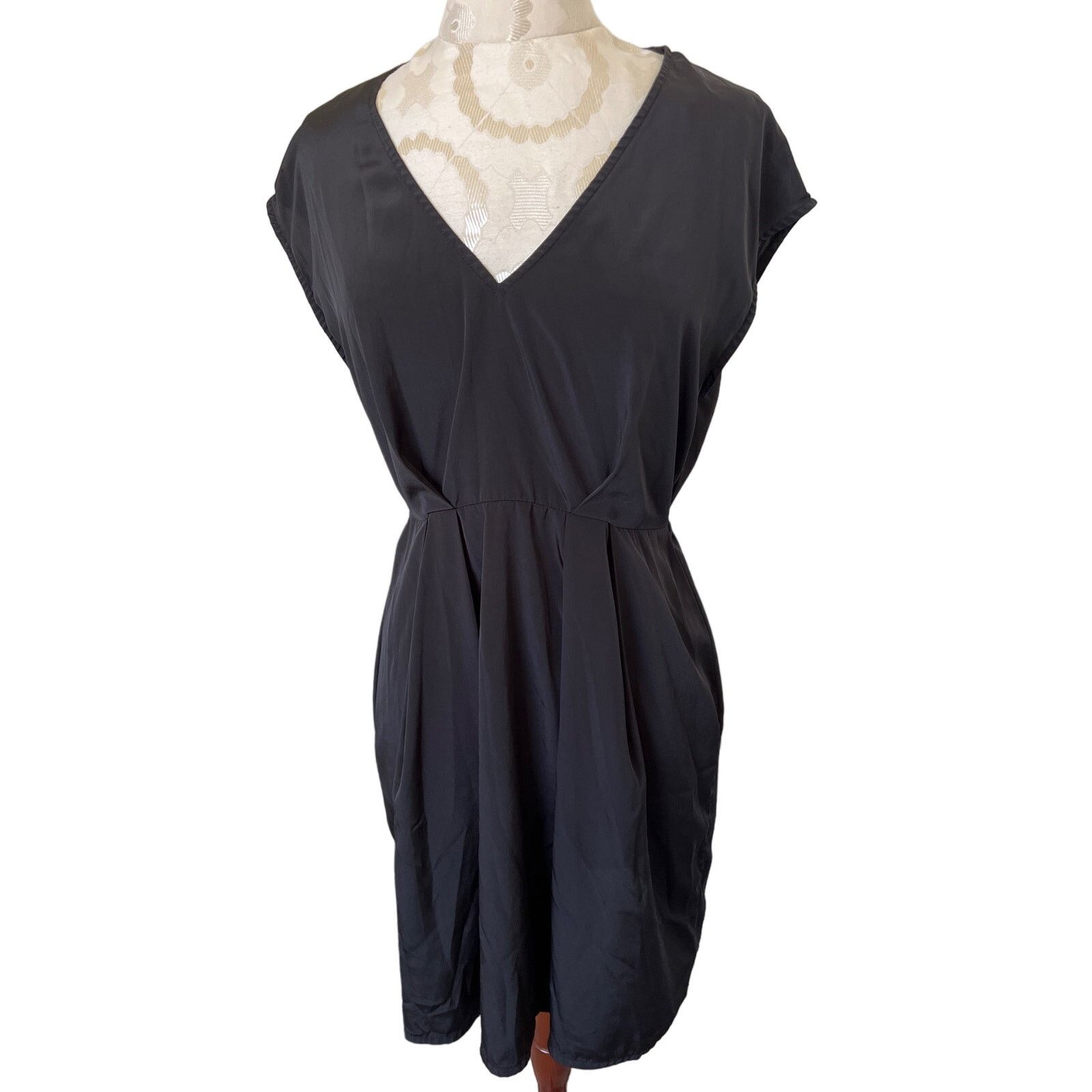 H&M H&M Short Sleeve Casual V-Neck Midi Dress Size 8 Size M / US 6-8 / IT 42-44 - 1 Thumbnail
