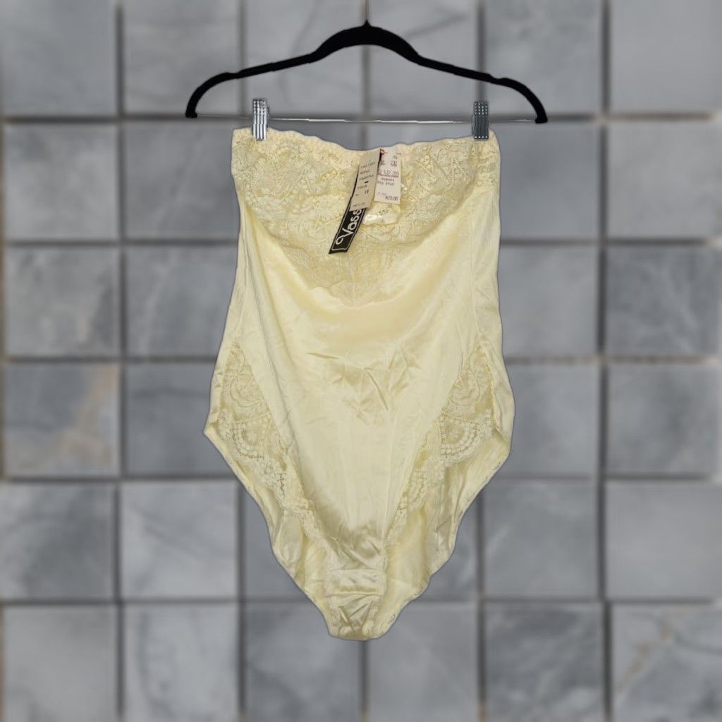 Vintage VINTAGE NWT Vassarette Bodysuit One Piece Lace Strapless Ivory Cream 36 Womens Size XS / US 0-2 / IT 36-38 - 1 Thumbnail