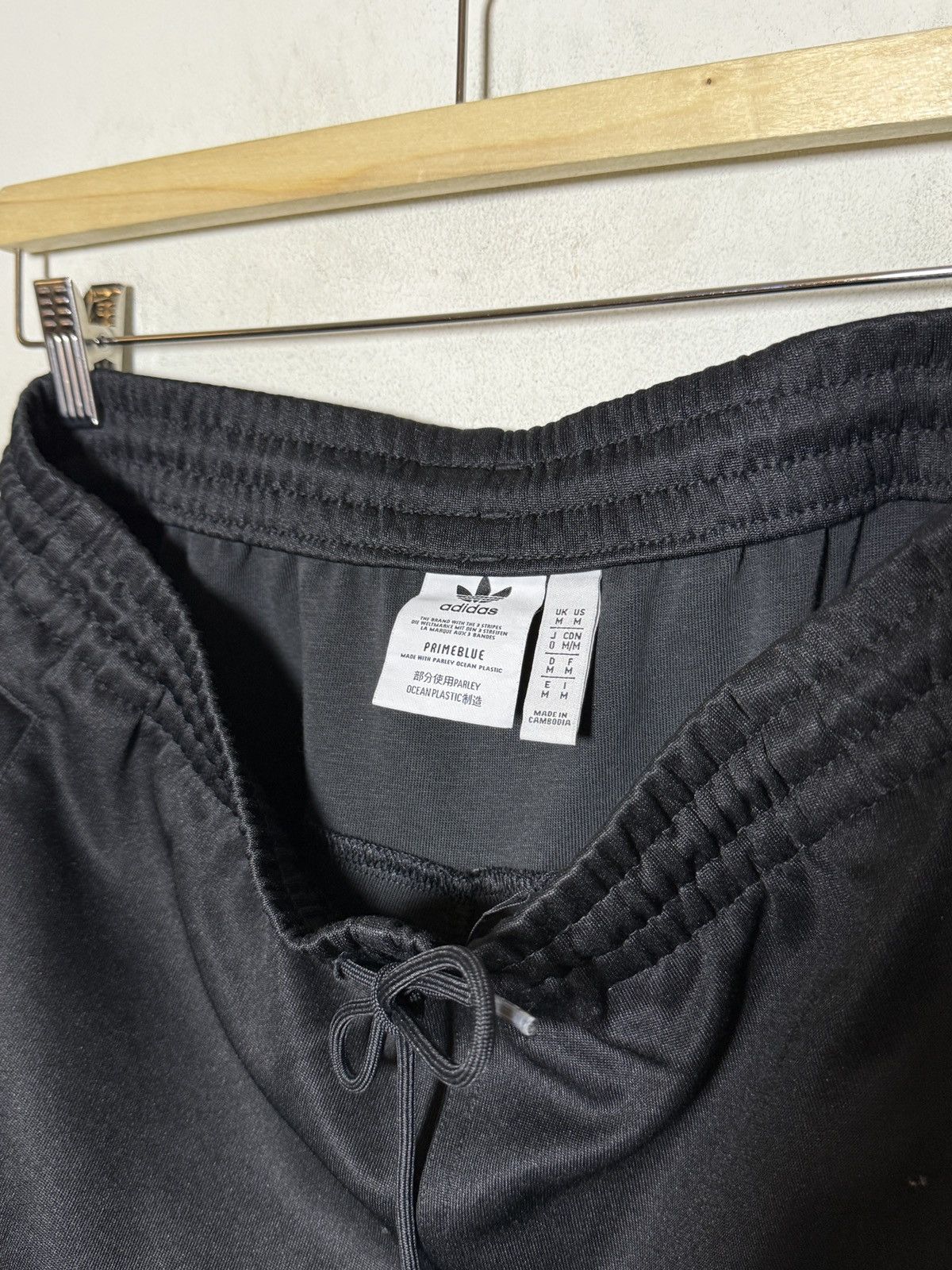 Adidas Adidas Originals three-stripe track pants with paint marks Size US 32 / EU 48 - 6 Thumbnail