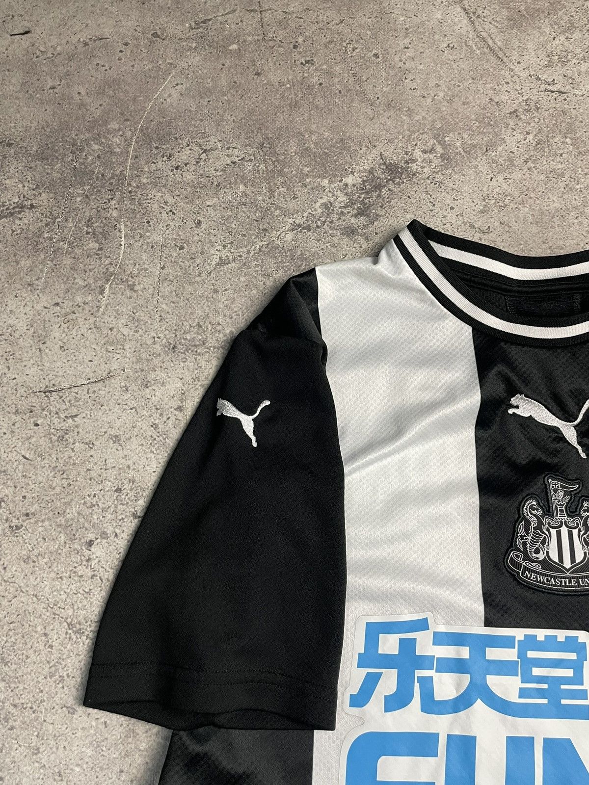 Puma Newcastle United 2019/20 Home Football Shirt Soccer Jersey Size US M / EU 48-50 / 2 - 3 Thumbnail