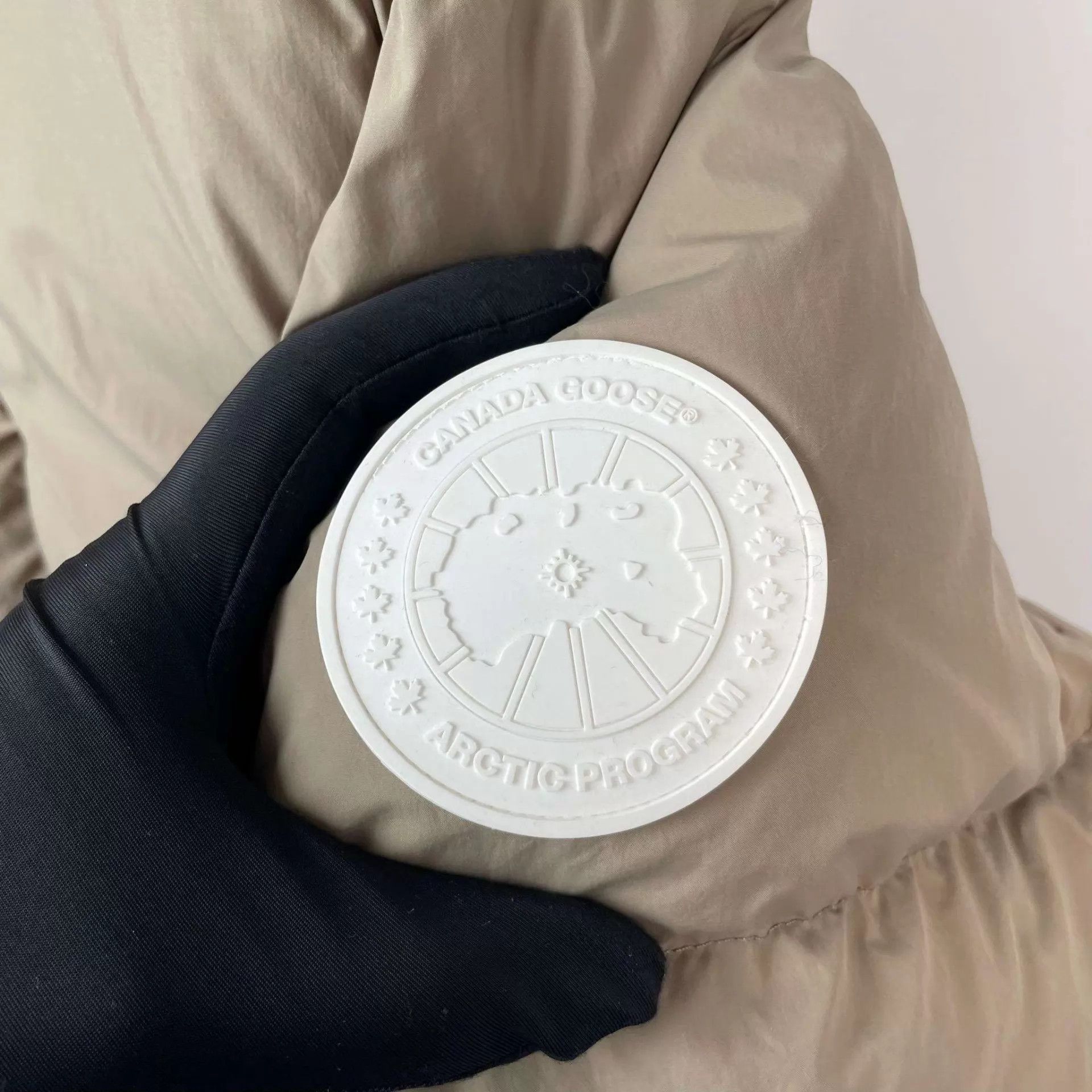 Canada Goose Canada Goose solid stand collar long-sleeve short puffer L Size US L / EU 52-54 / 3 - 9 Thumbnail