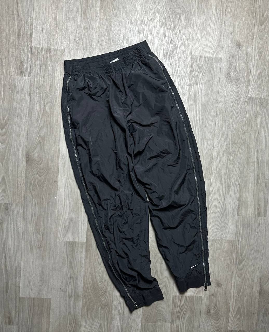 Vintage Vintage Nike Nylon Track Pants Swoosh Logo Sweatpants Size US 32 / EU 48 - 1 Thumbnail