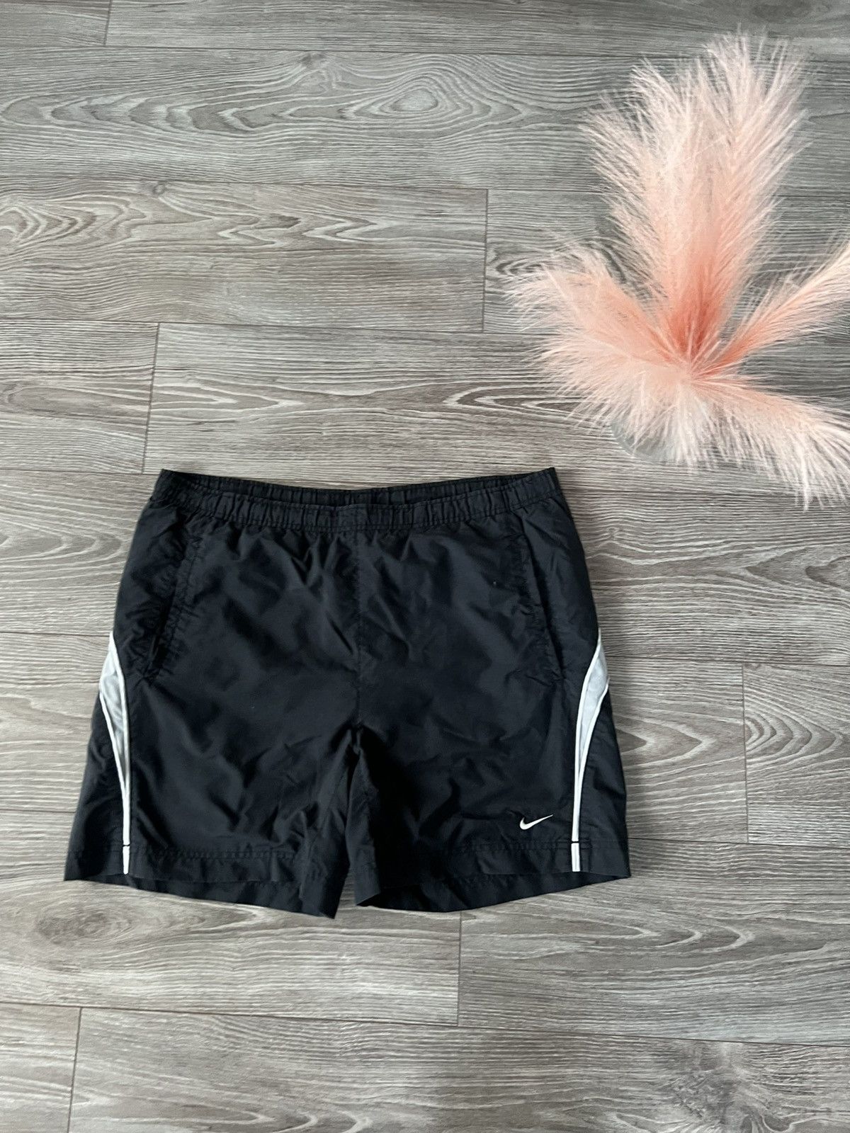 Nike × Vintage ‼️Vintage Nike Nylon Knited Swoosh Logo Shorts ‼️ Size US 36 / EU 52 - 4 Thumbnail