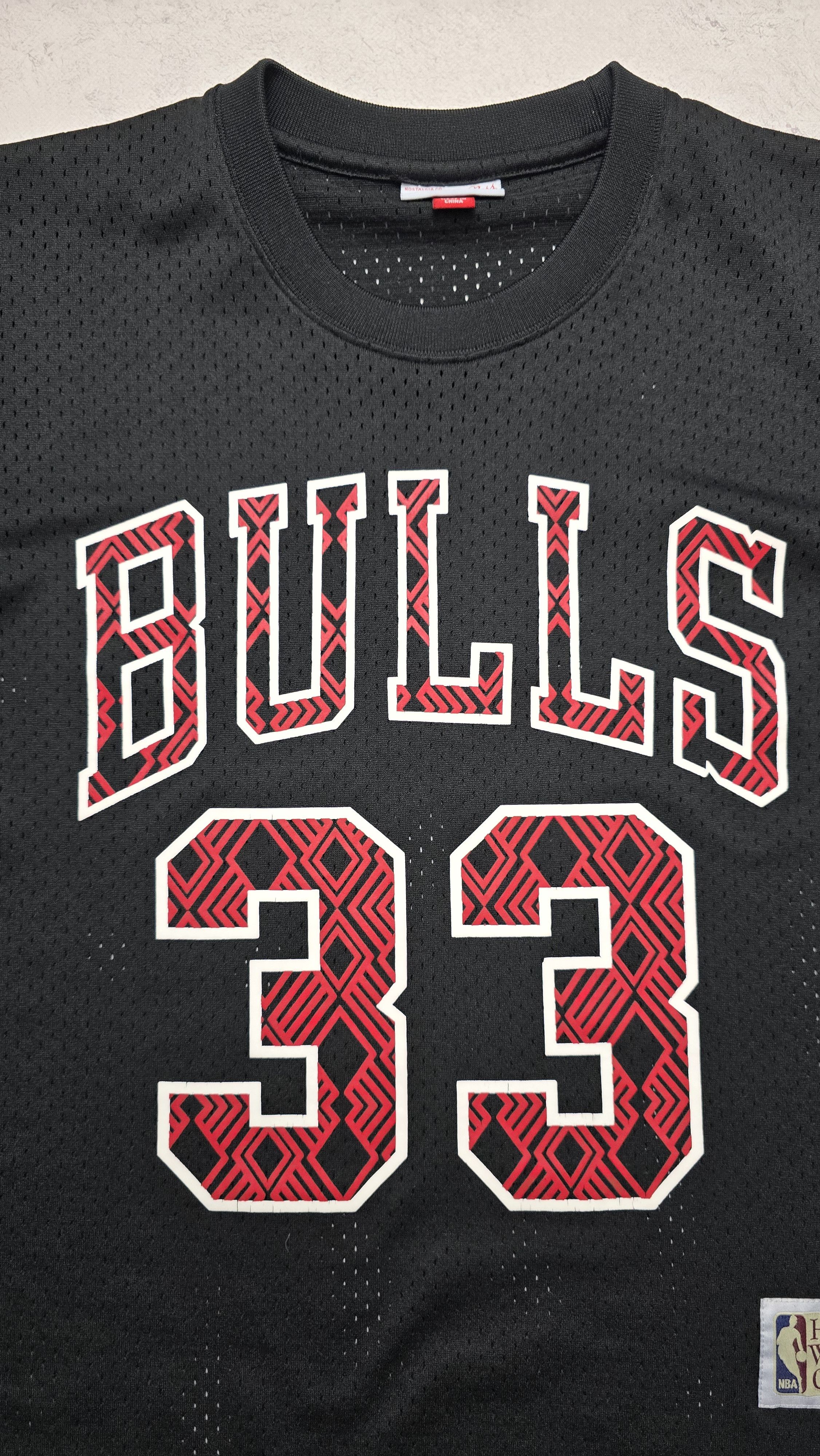 Mitchell & Ness Chicago Bulls Scottie Pippen #33 Name & Number Crewneck HWC Size US M / EU 48-50 / 2 - 8 Thumbnail