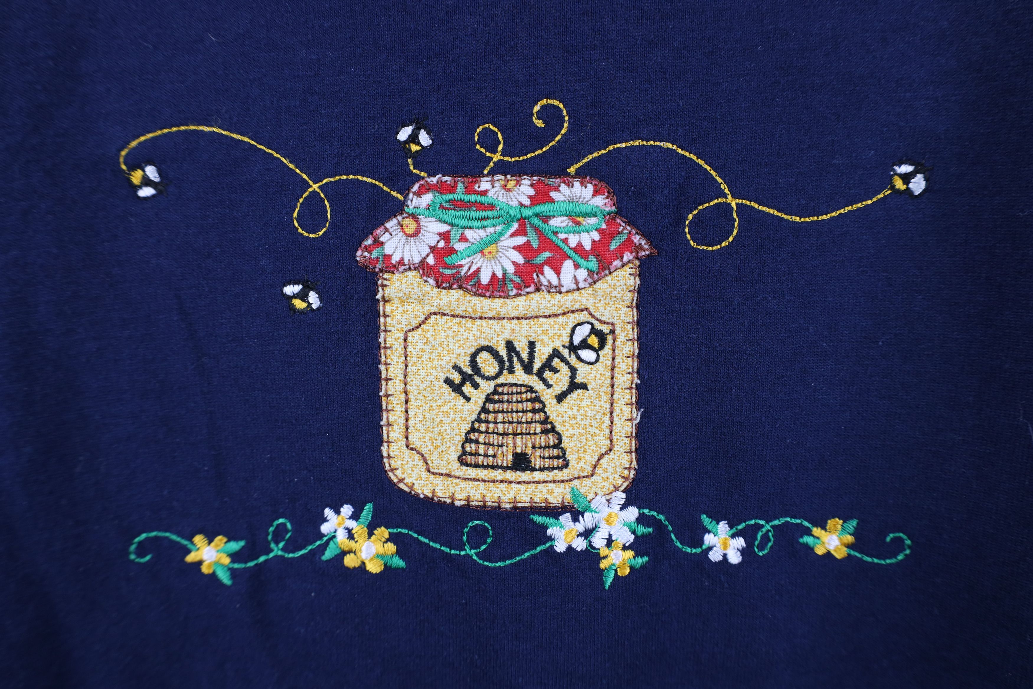 Vintage Vintage 90s Streetwear Flower Honey Bee T-Shirt Blue USA Size L / US 10 / IT 46 - 4 Thumbnail