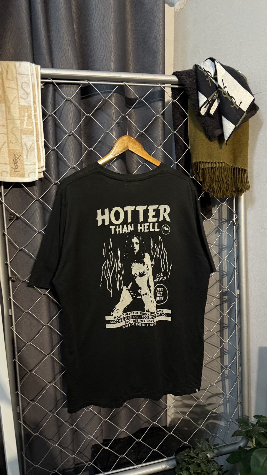 Hysteric Glamour HYSTERIC GLAMOUR “HOTTER THAN HELL” SEXY GRAPHIC XL TSHIRT Size US XL / EU 56 / 4 - 1 Thumbnail