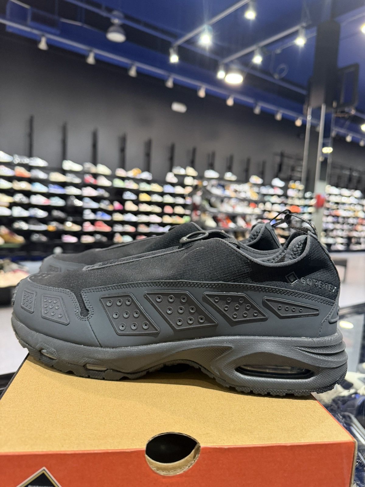 Nike Size 11m - Nike Air Max Sunder Gore-Tex Black Size US 11 / EU 44 - 1 Thumbnail